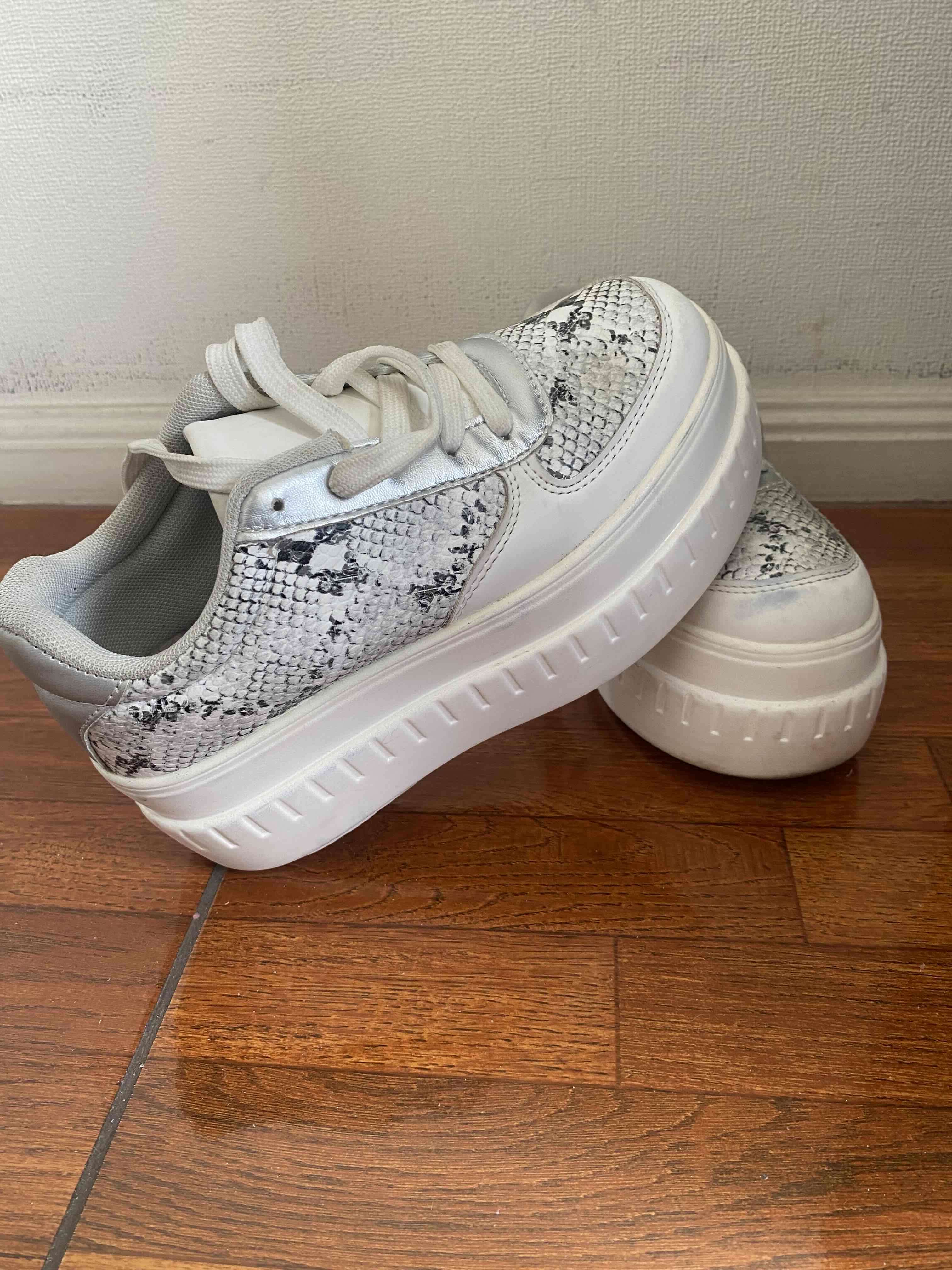 Zapatillas blancas con estampado - miniatura 1