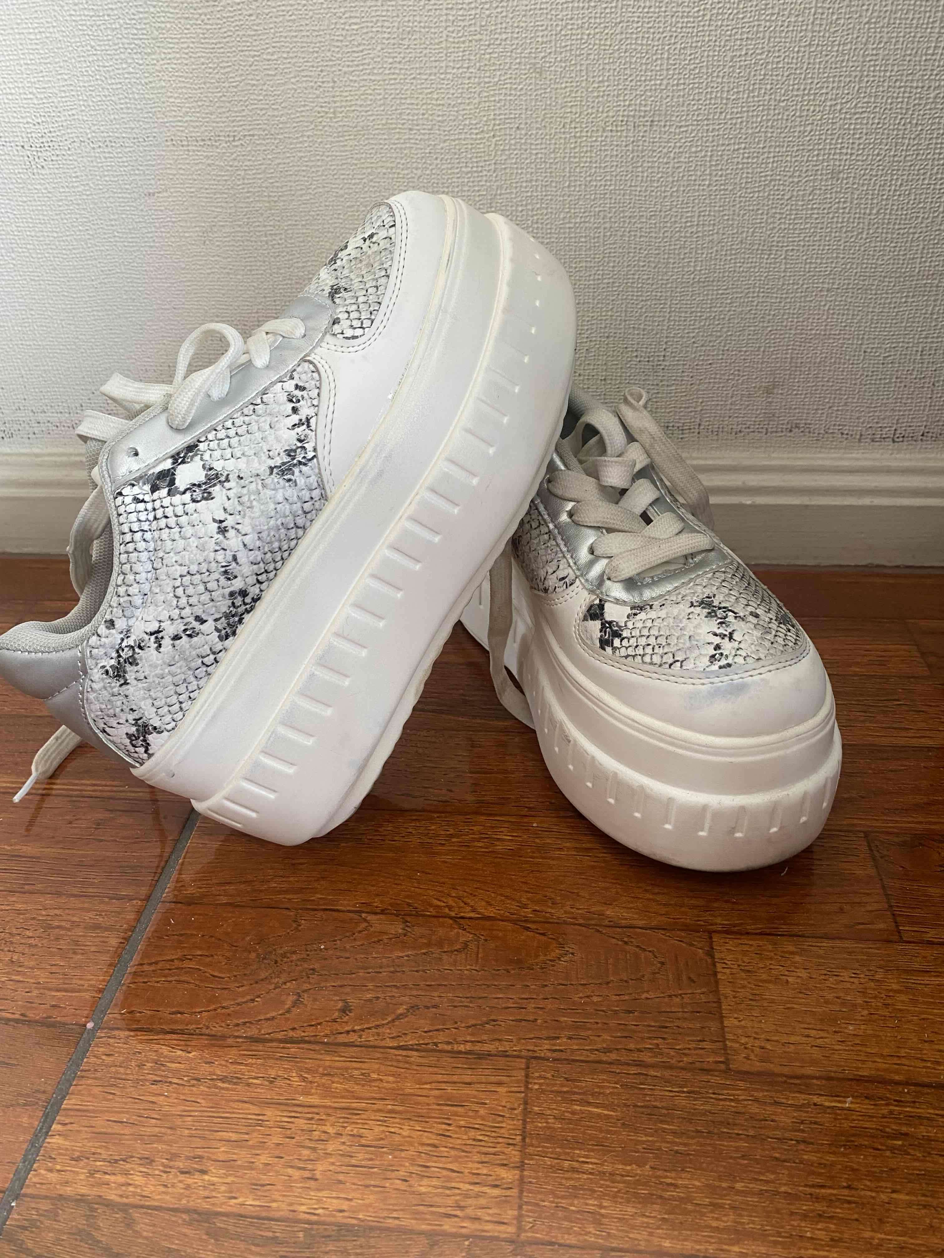 Zapatillas blancas con estampado - miniatura 2