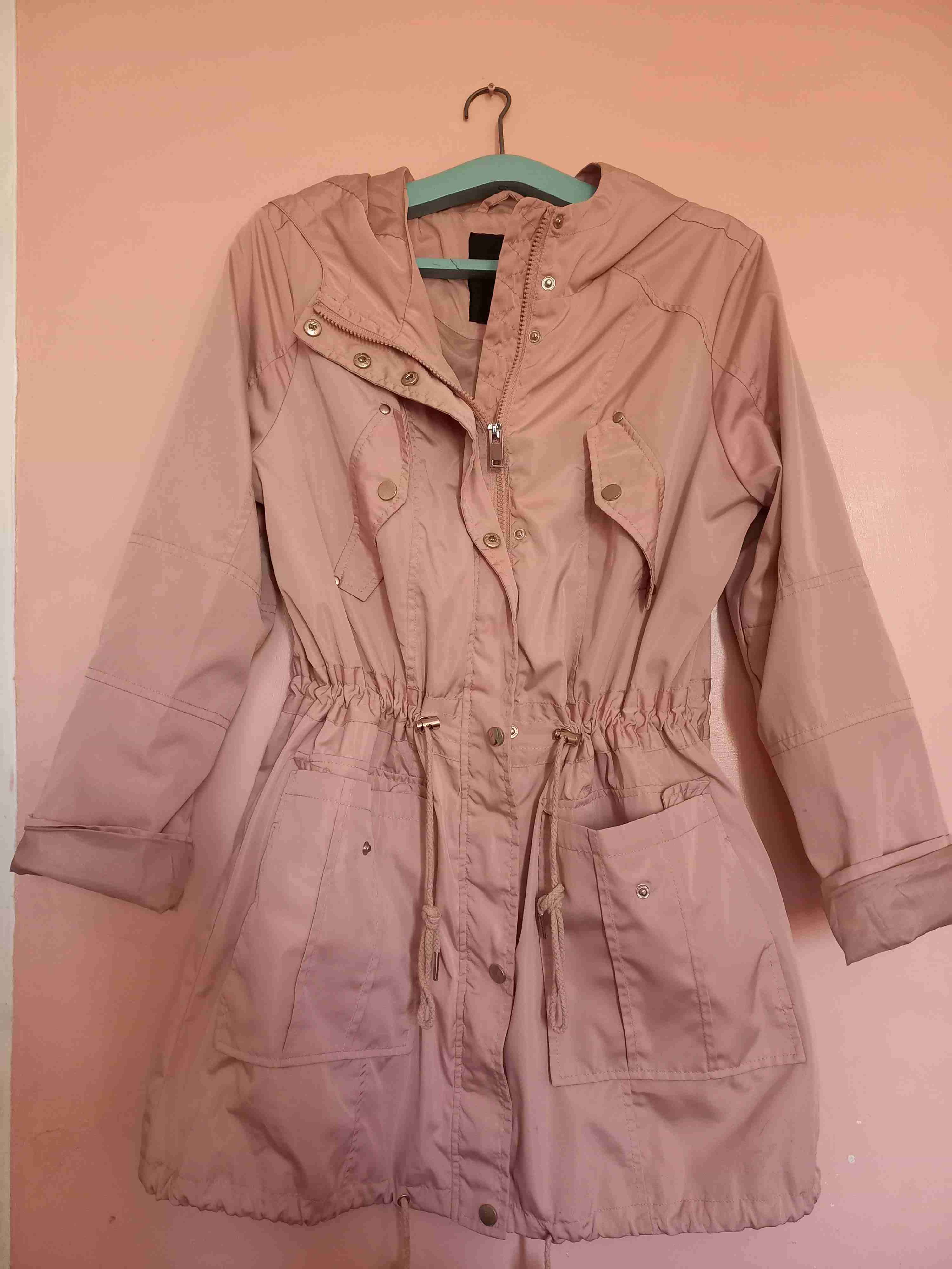 Parka rosada con capucha