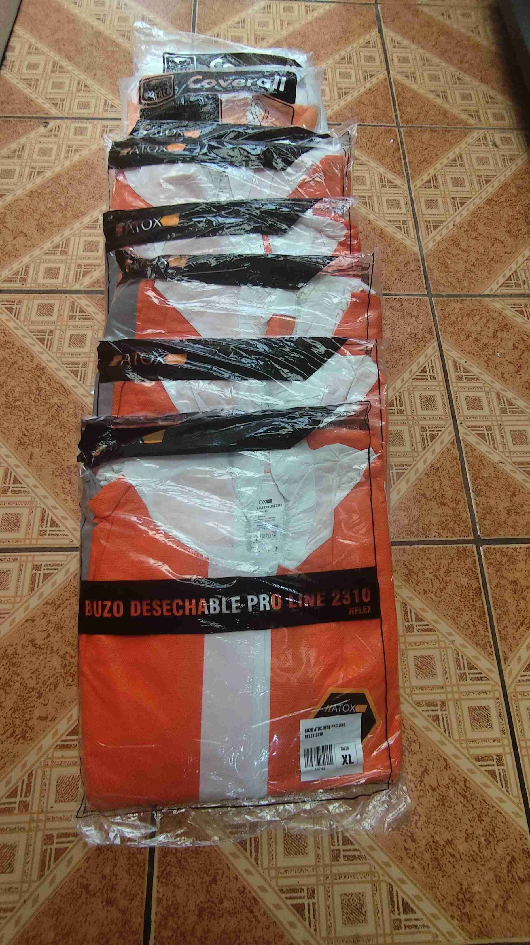 Buzo desechable Atox naranja +buzo piloto komatsu - miniatura 2