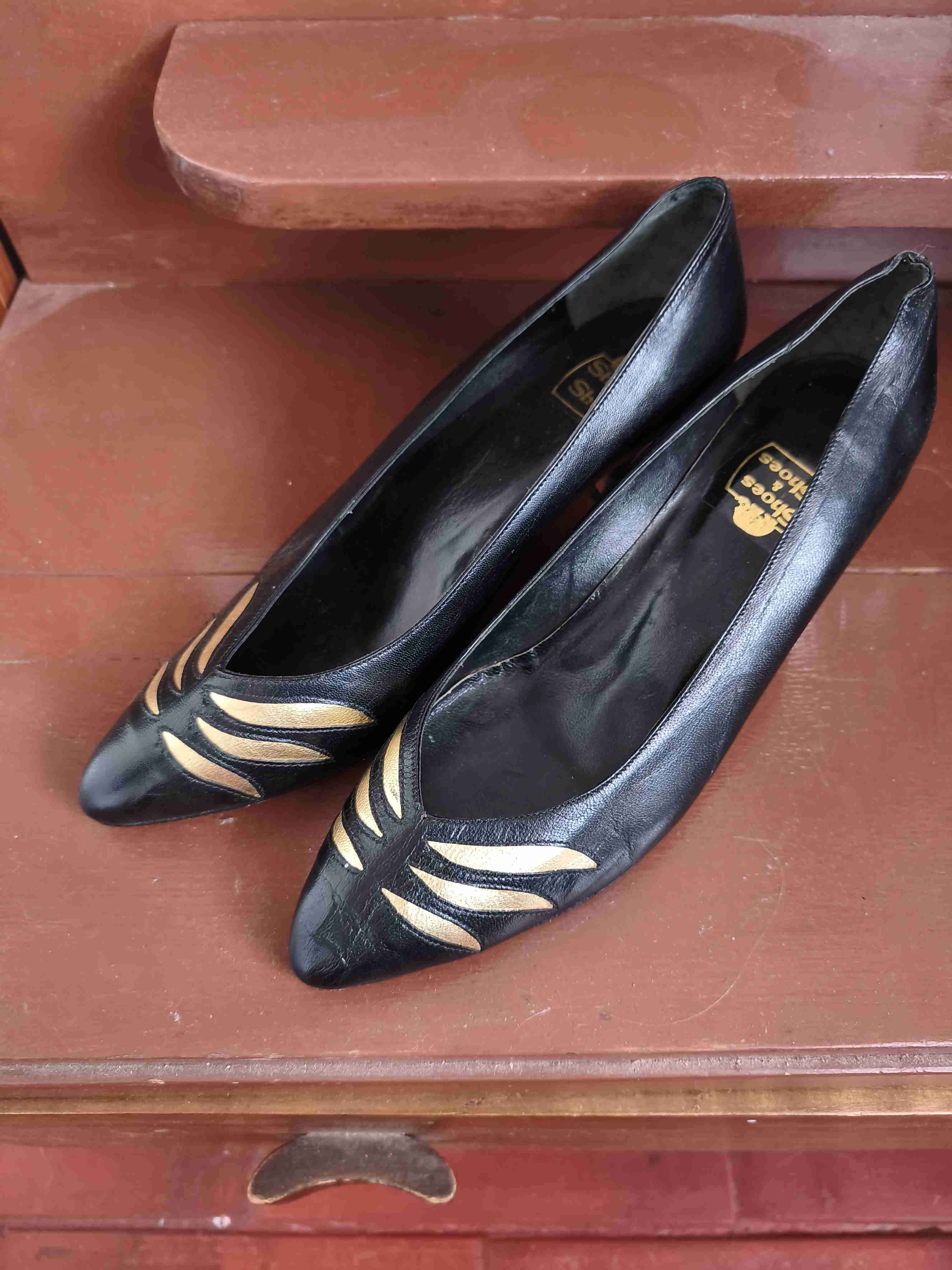 Zapatos con taco bajo negros con diseño dorado - miniatura 2