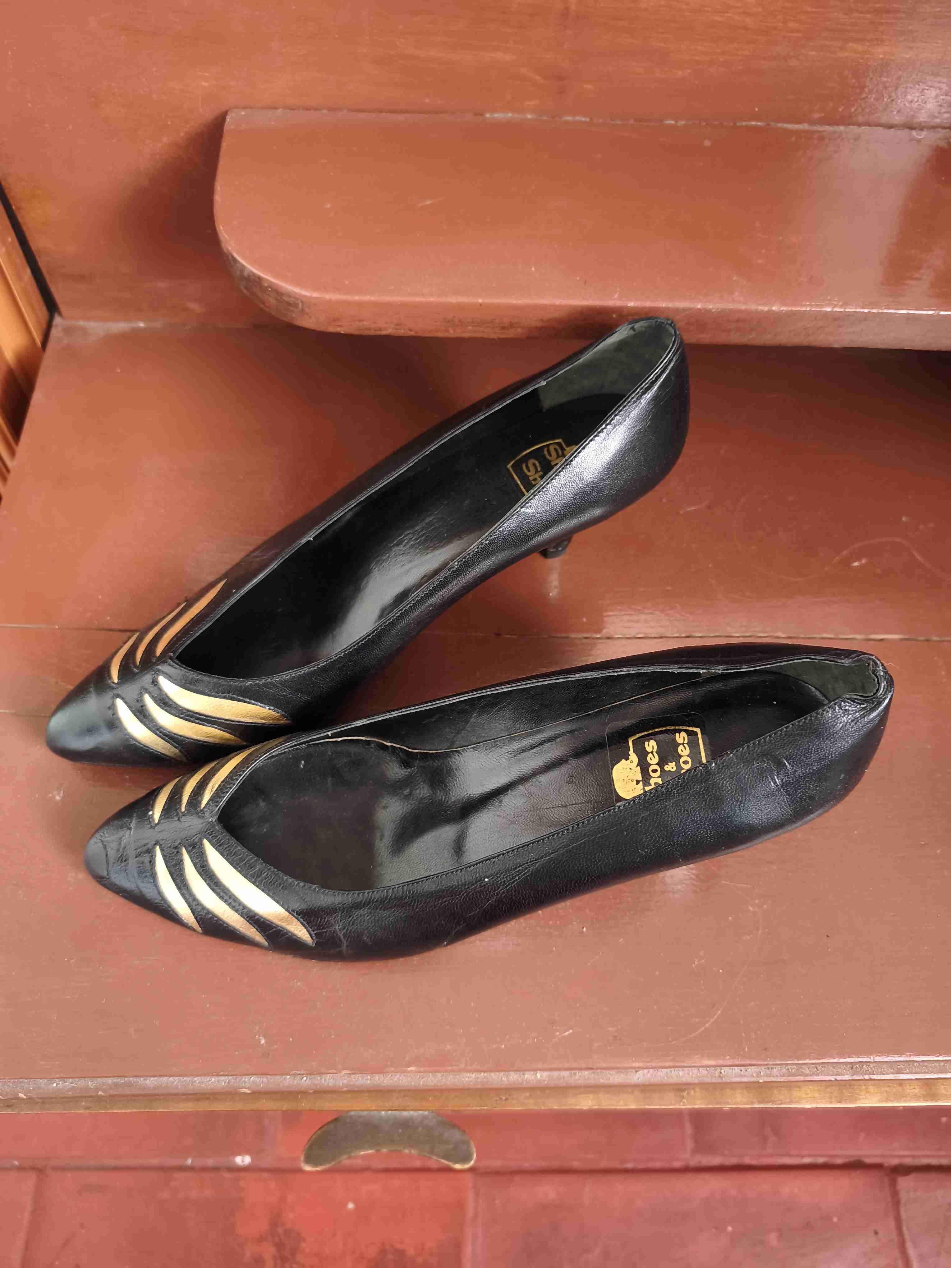 Zapatos con taco bajo negros con diseño dorado - miniatura 3