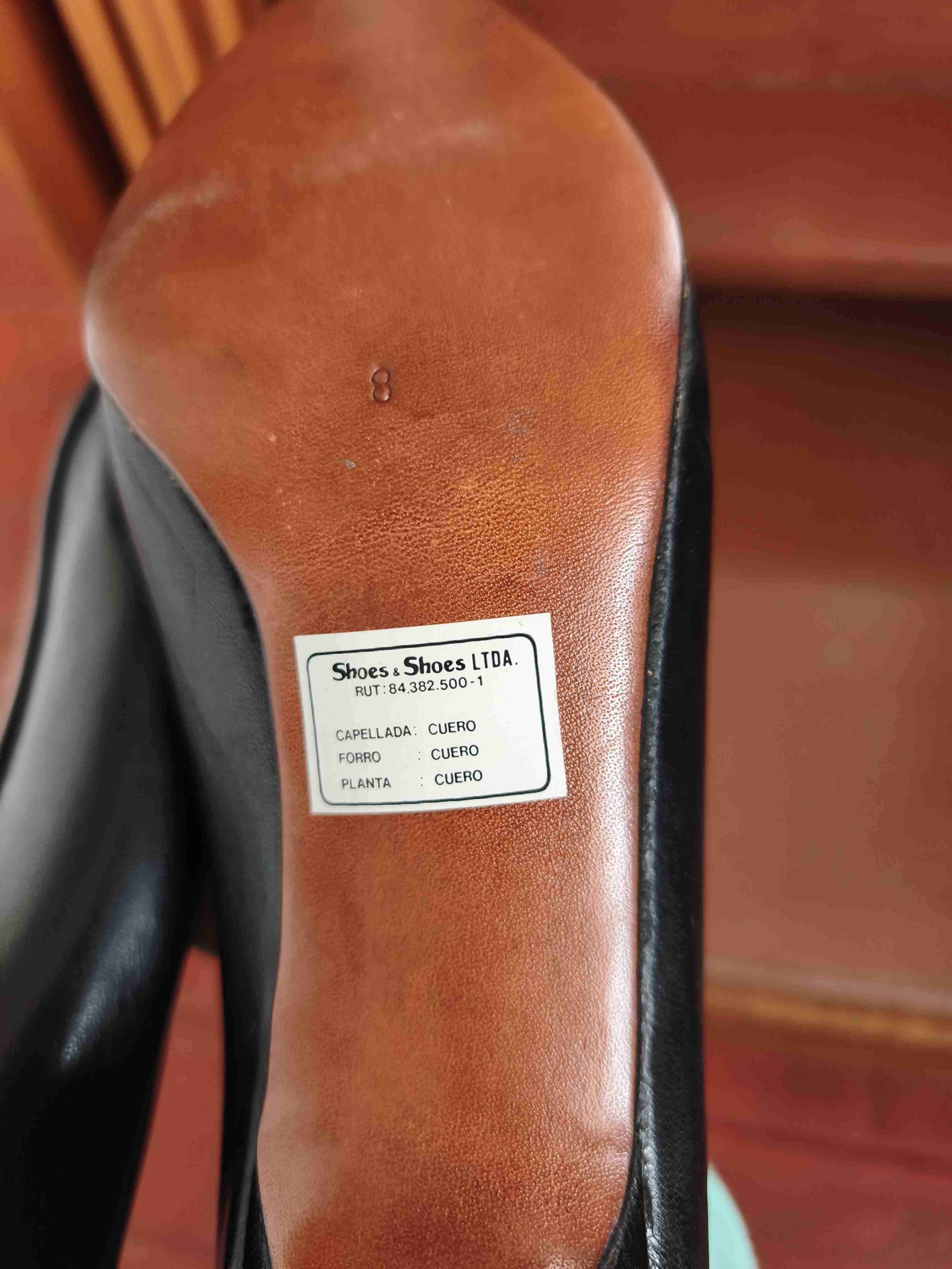 Zapatos con taco bajo negros con diseño dorado - miniatura 4