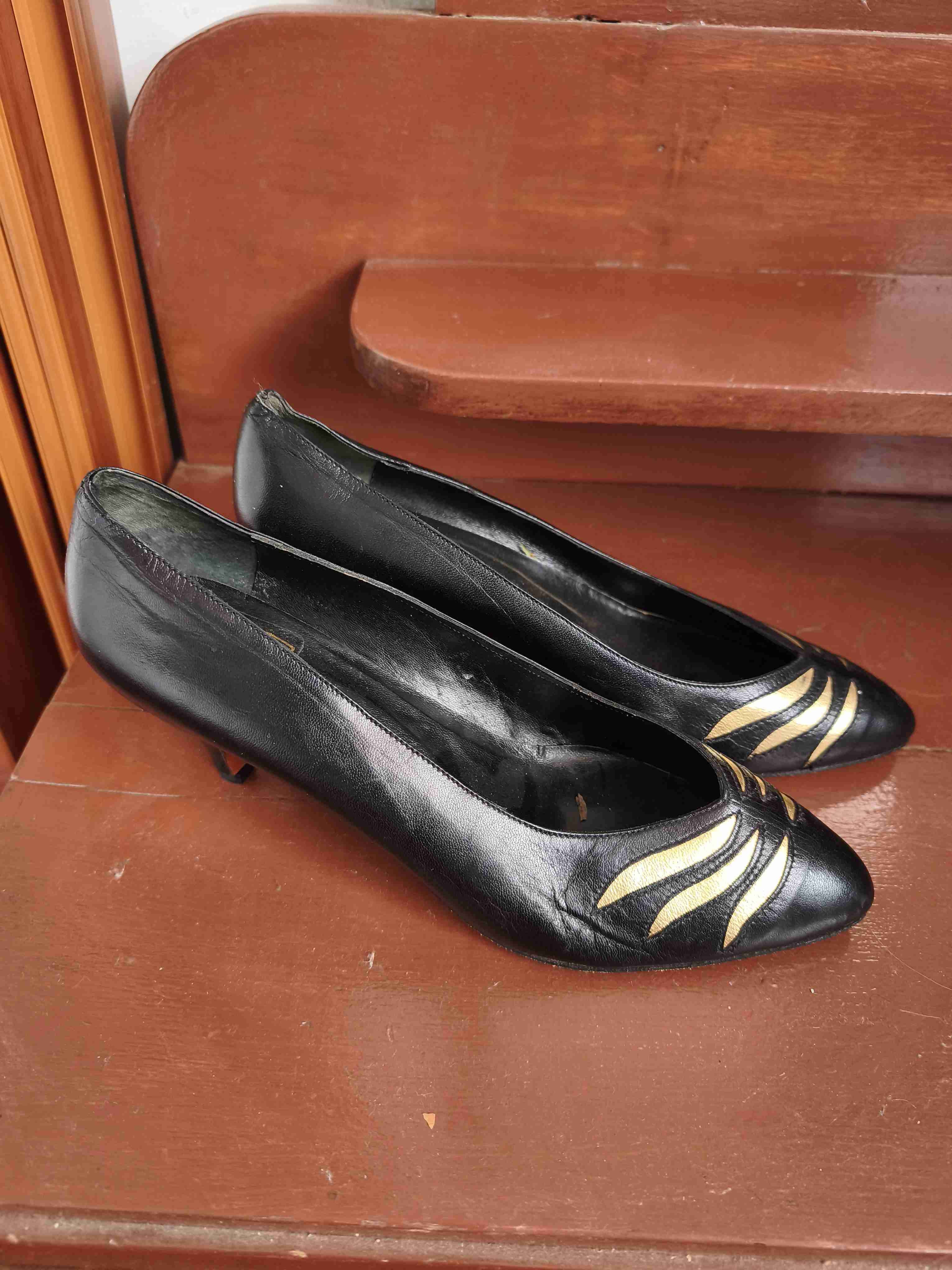 Zapatos con taco bajo negros con diseño dorado - miniatura 5