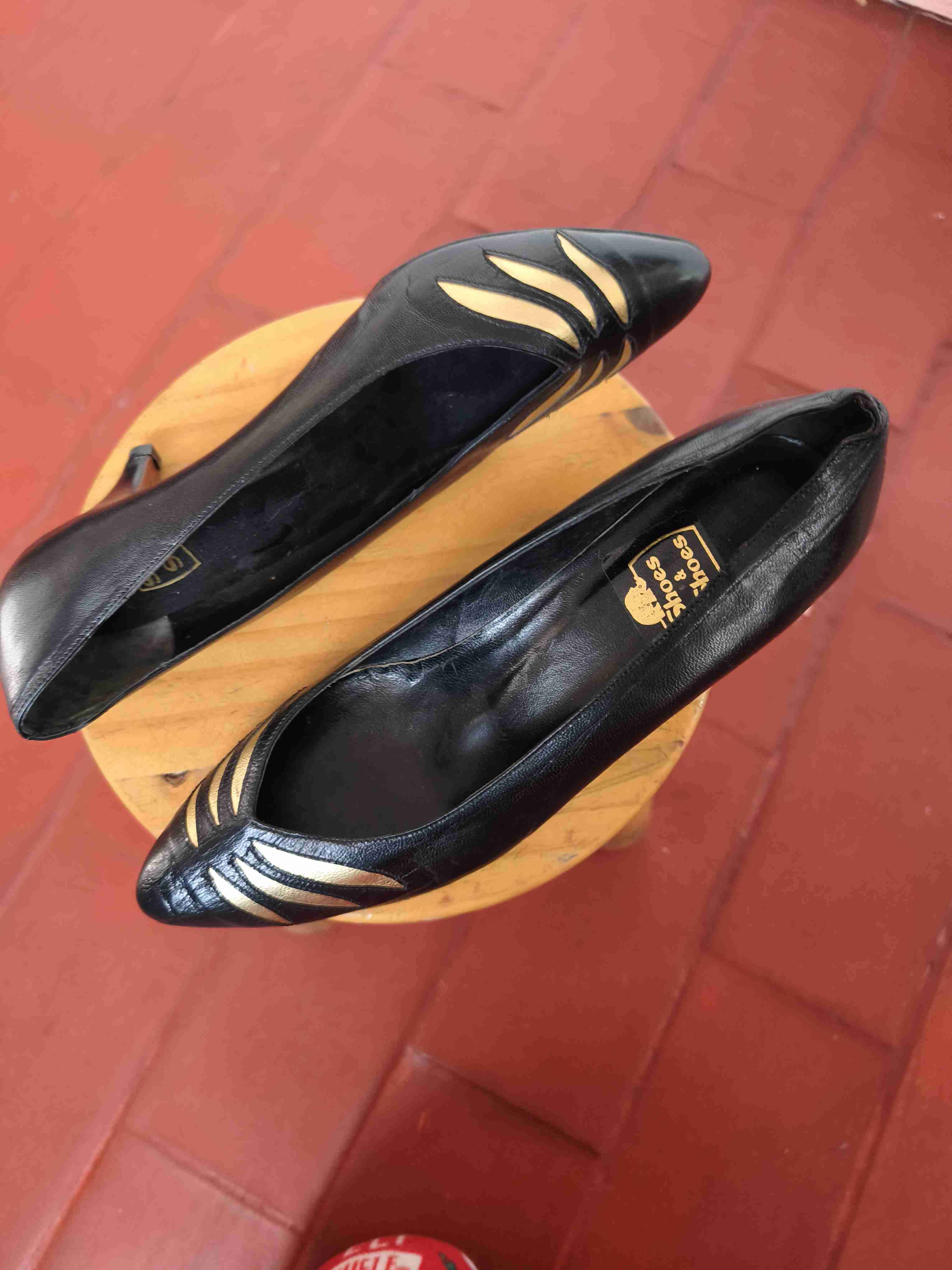 Zapatos con taco bajo negros con diseño dorado - miniatura 6