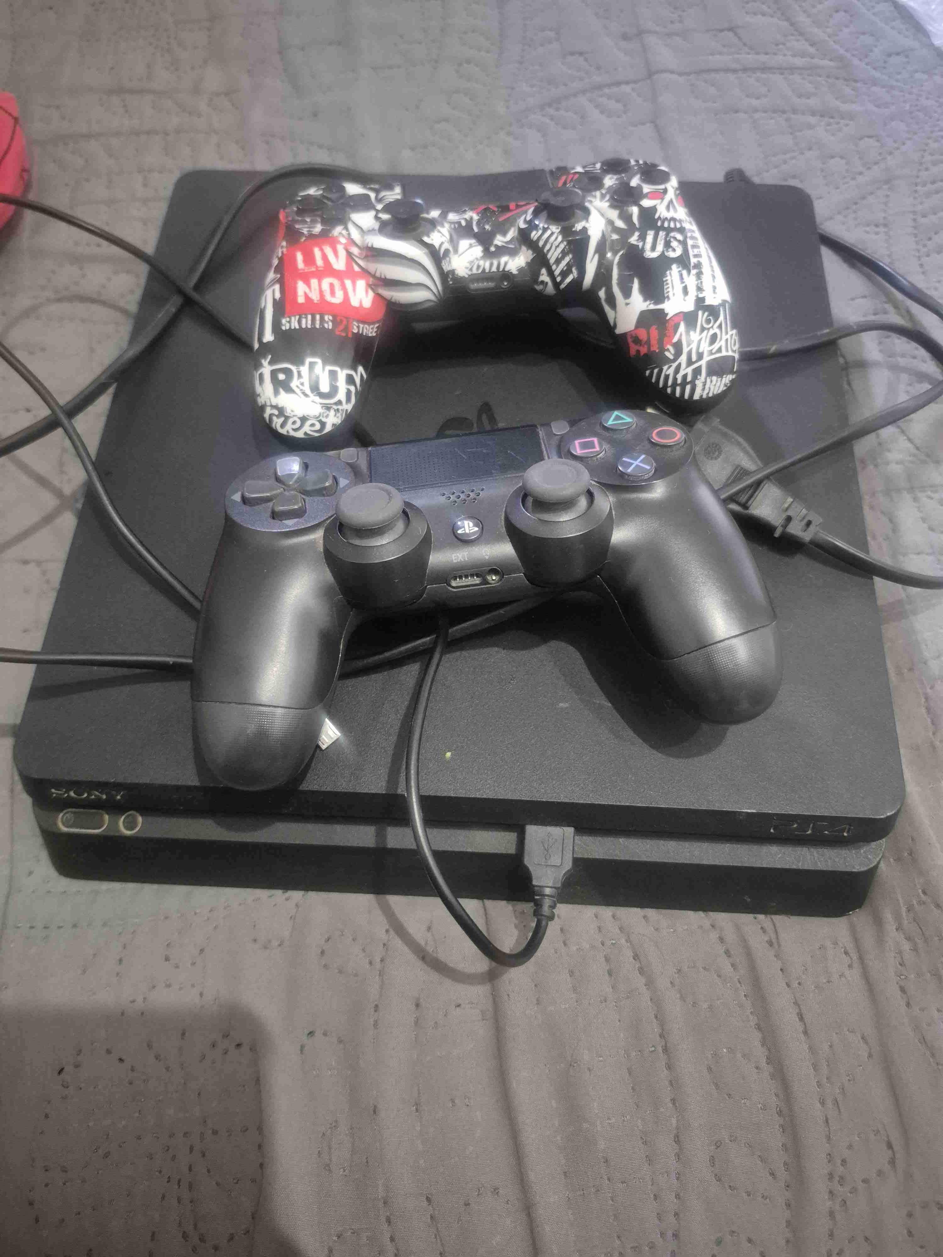 Consola de videojuegos con controles - miniatura 1