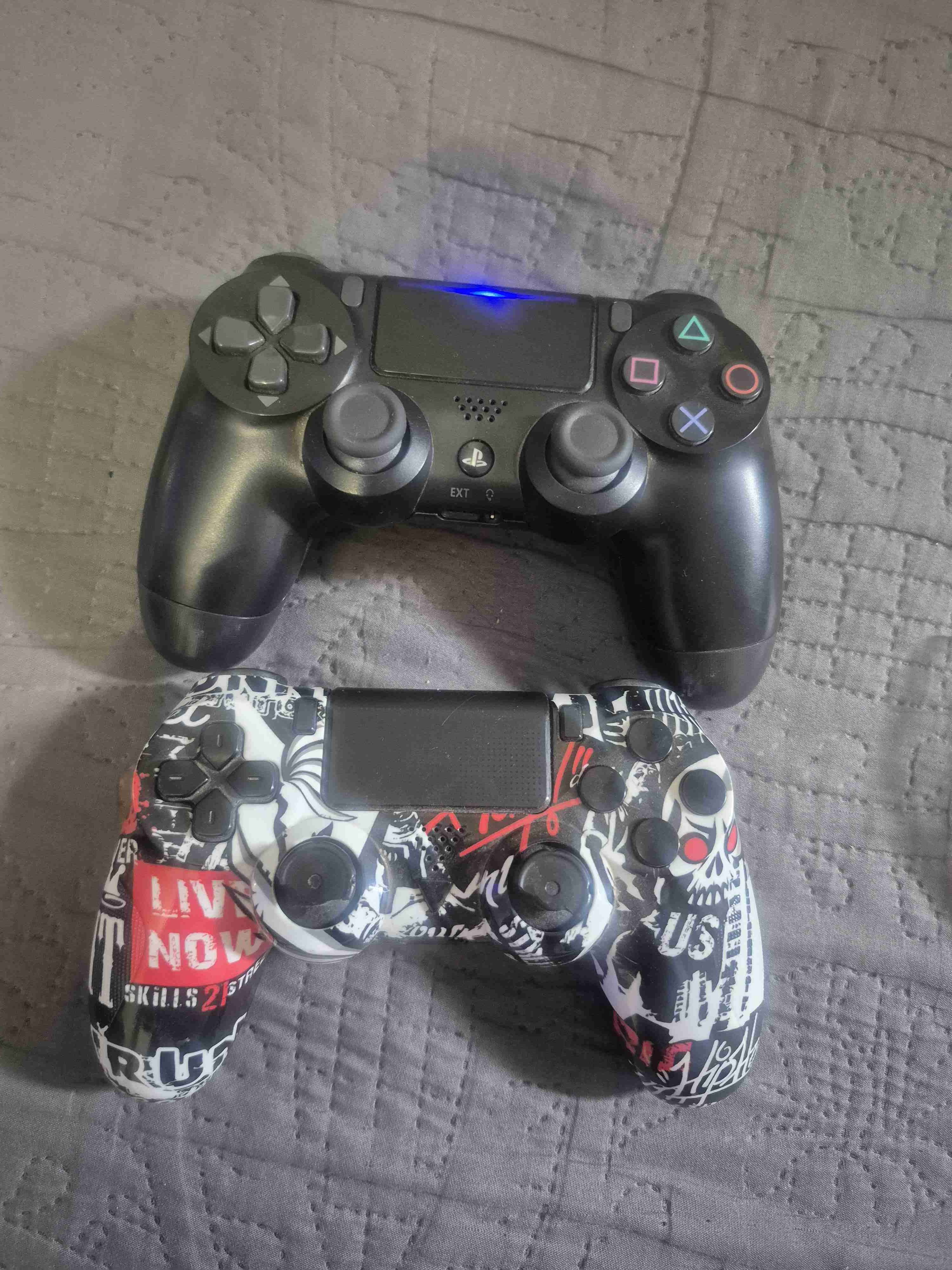 Consola de videojuegos con controles - miniatura 3