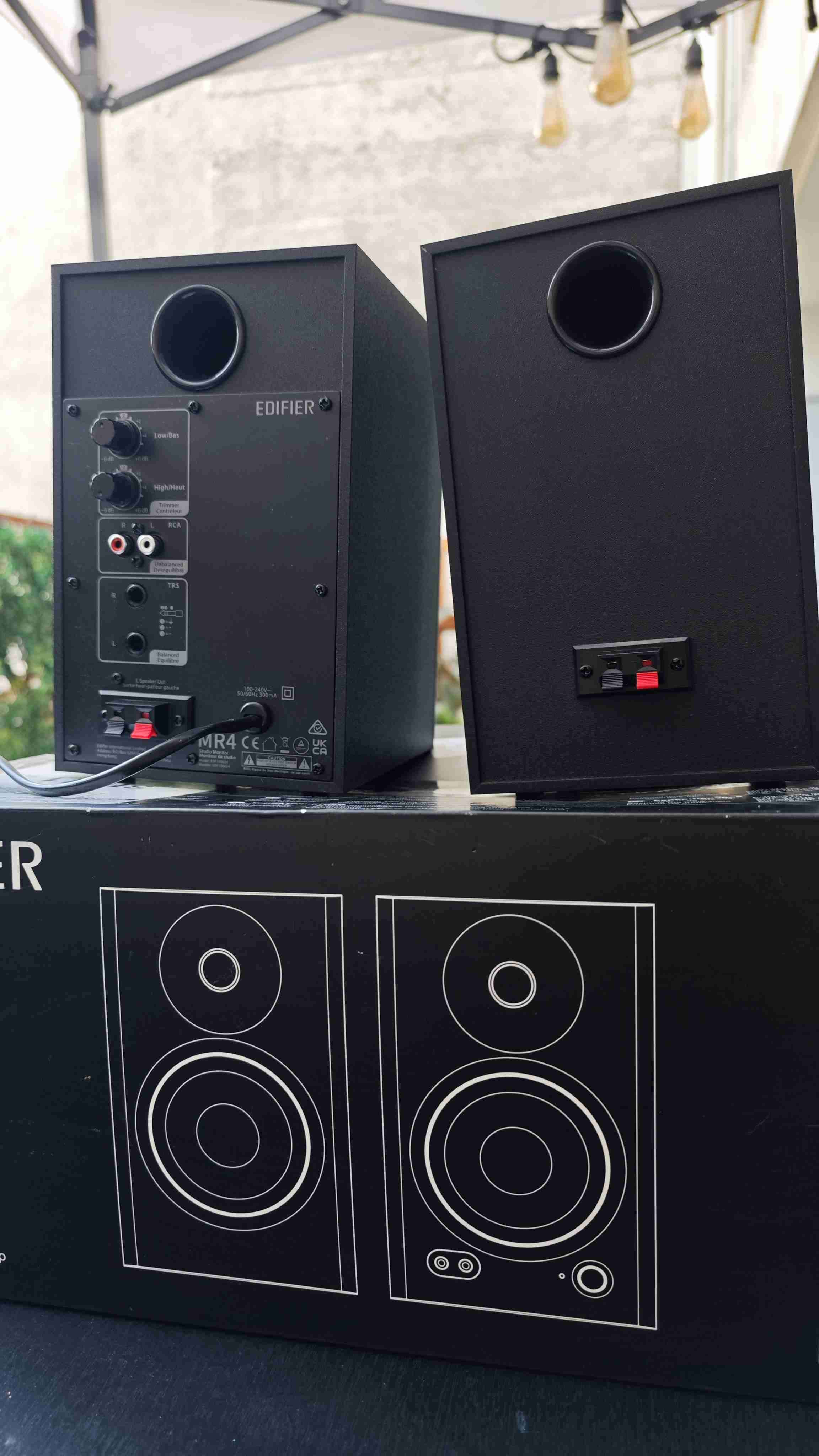 Parlantes Edifier MR4 negros - miniatura 4