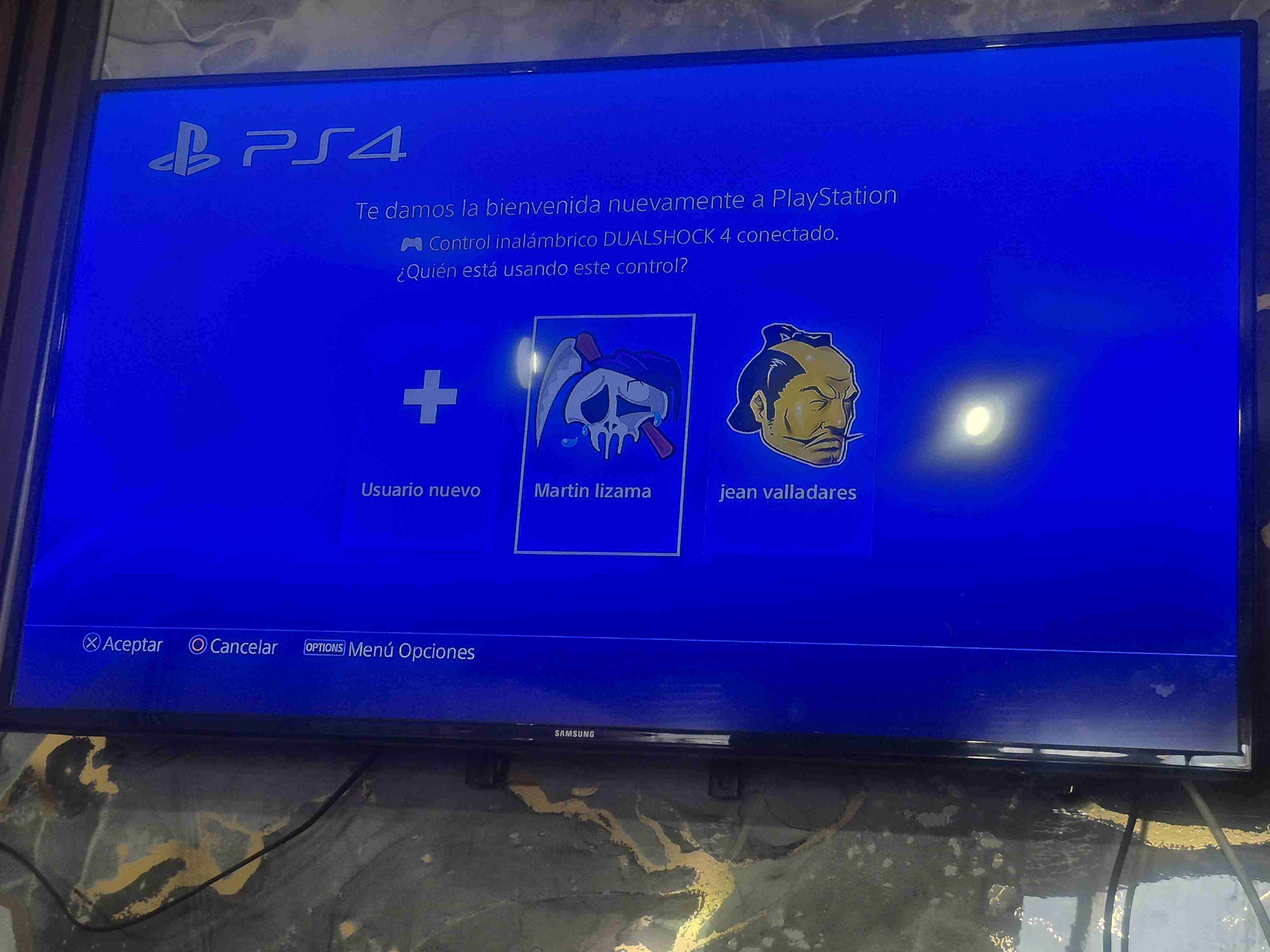 Consola de videojuegos con controles - miniatura 6