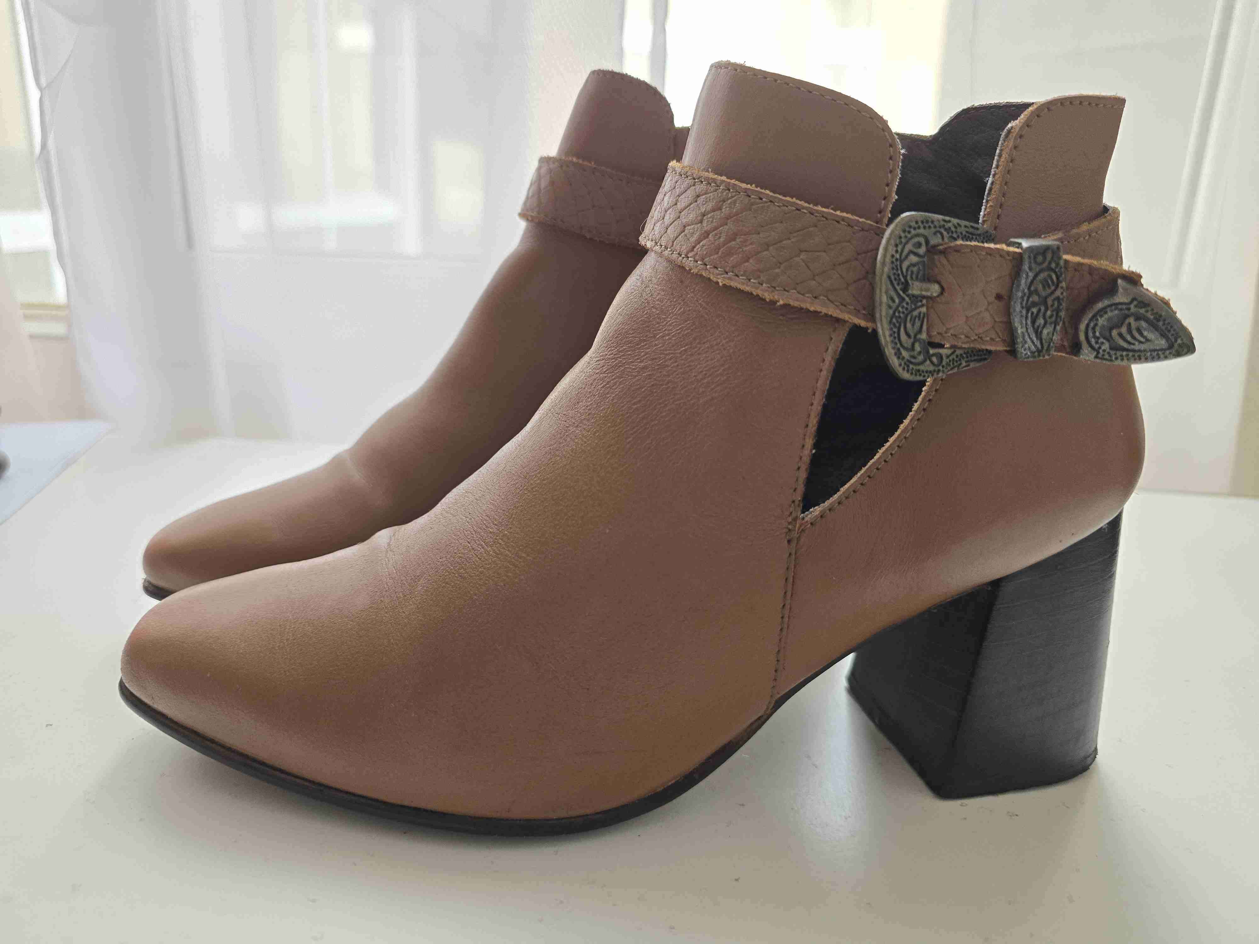 Botín cuero 36 marrón con hebilla