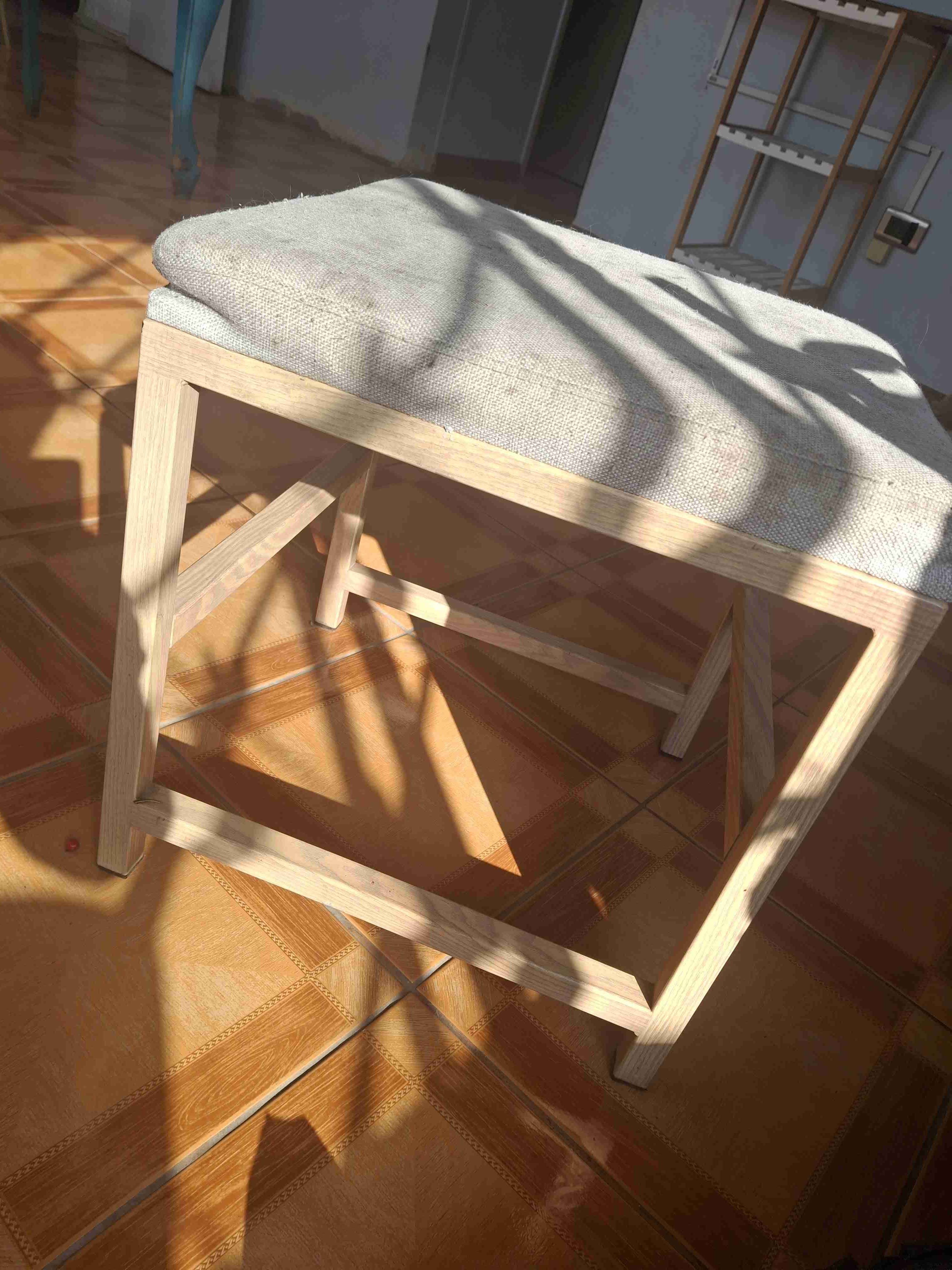 Banqueta de pintada tipo madera con cojín - miniatura 1