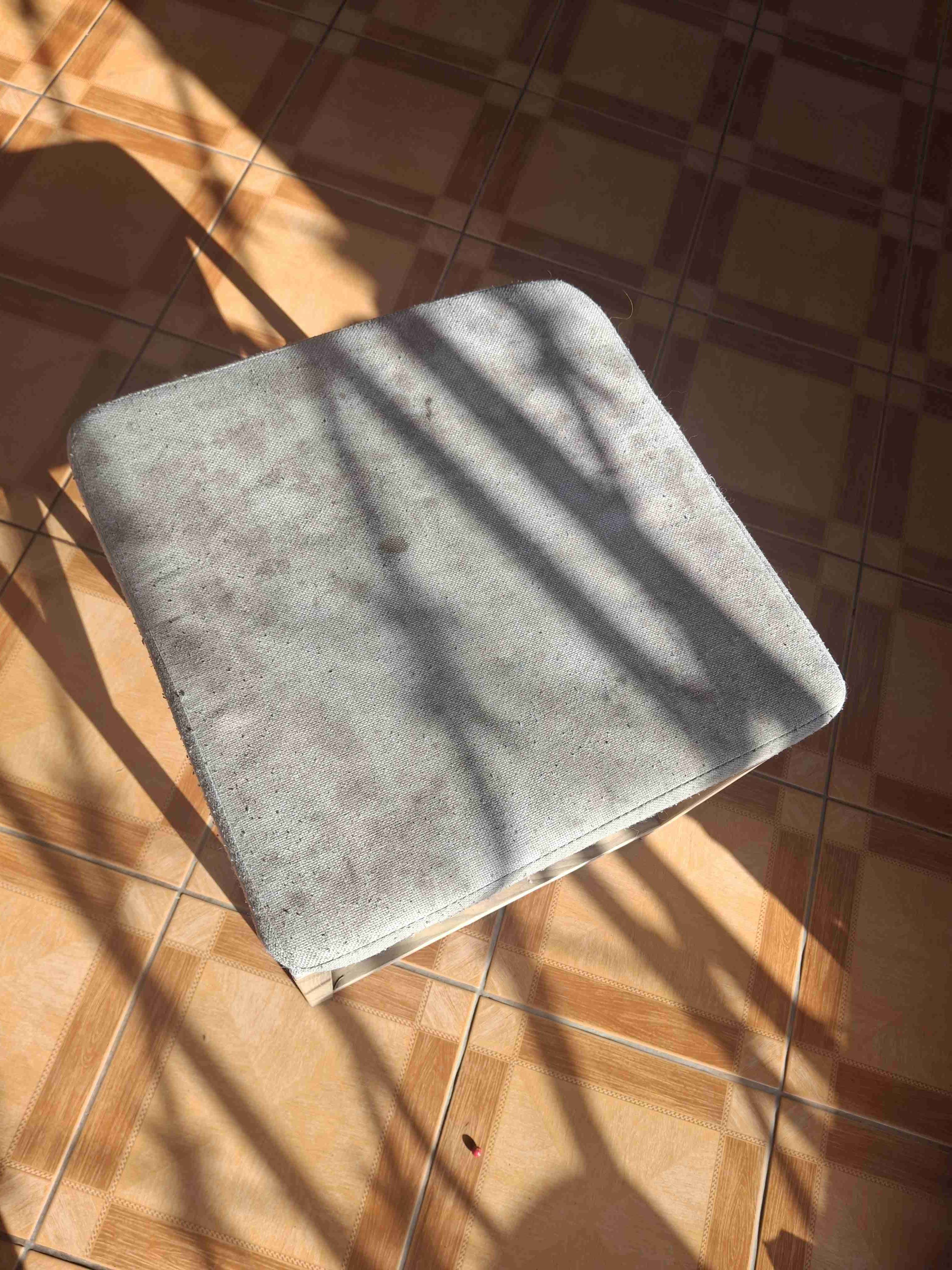 Banqueta de pintada tipo madera con cojín - miniatura 2