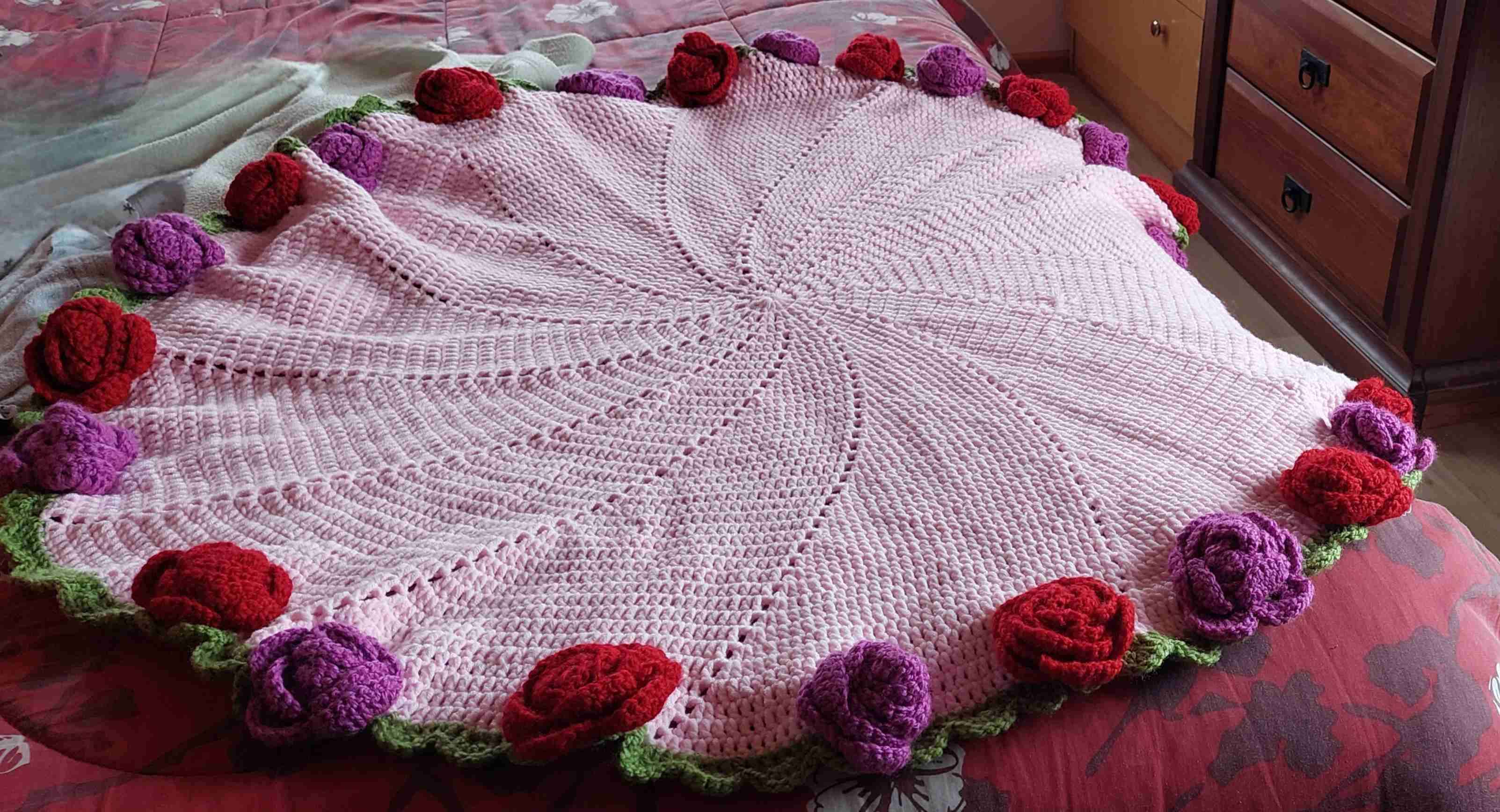 Manta bouquet tejida a crochet de rosas - miniatura 2