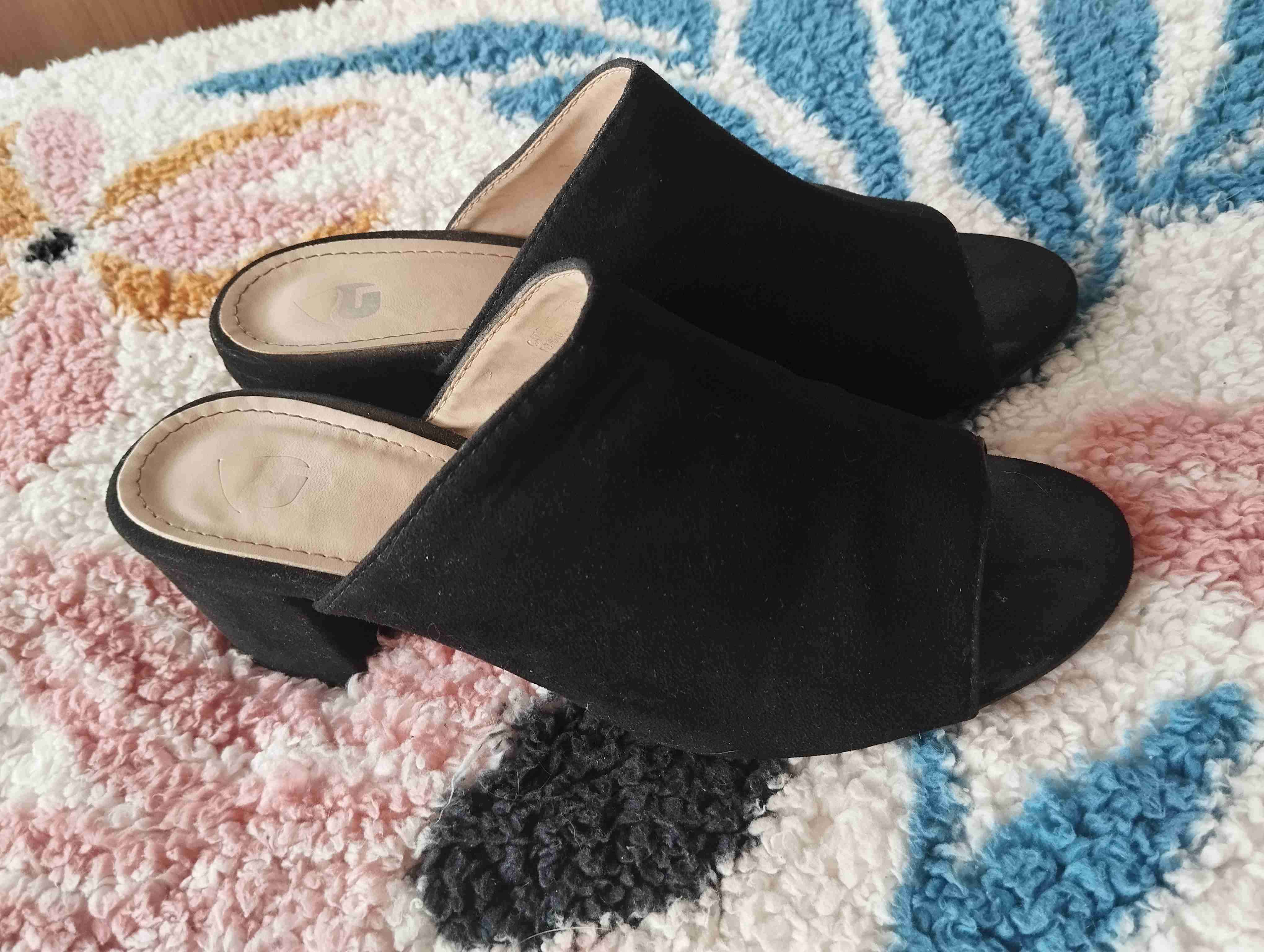 Sandalias negras abiertas - miniatura 2