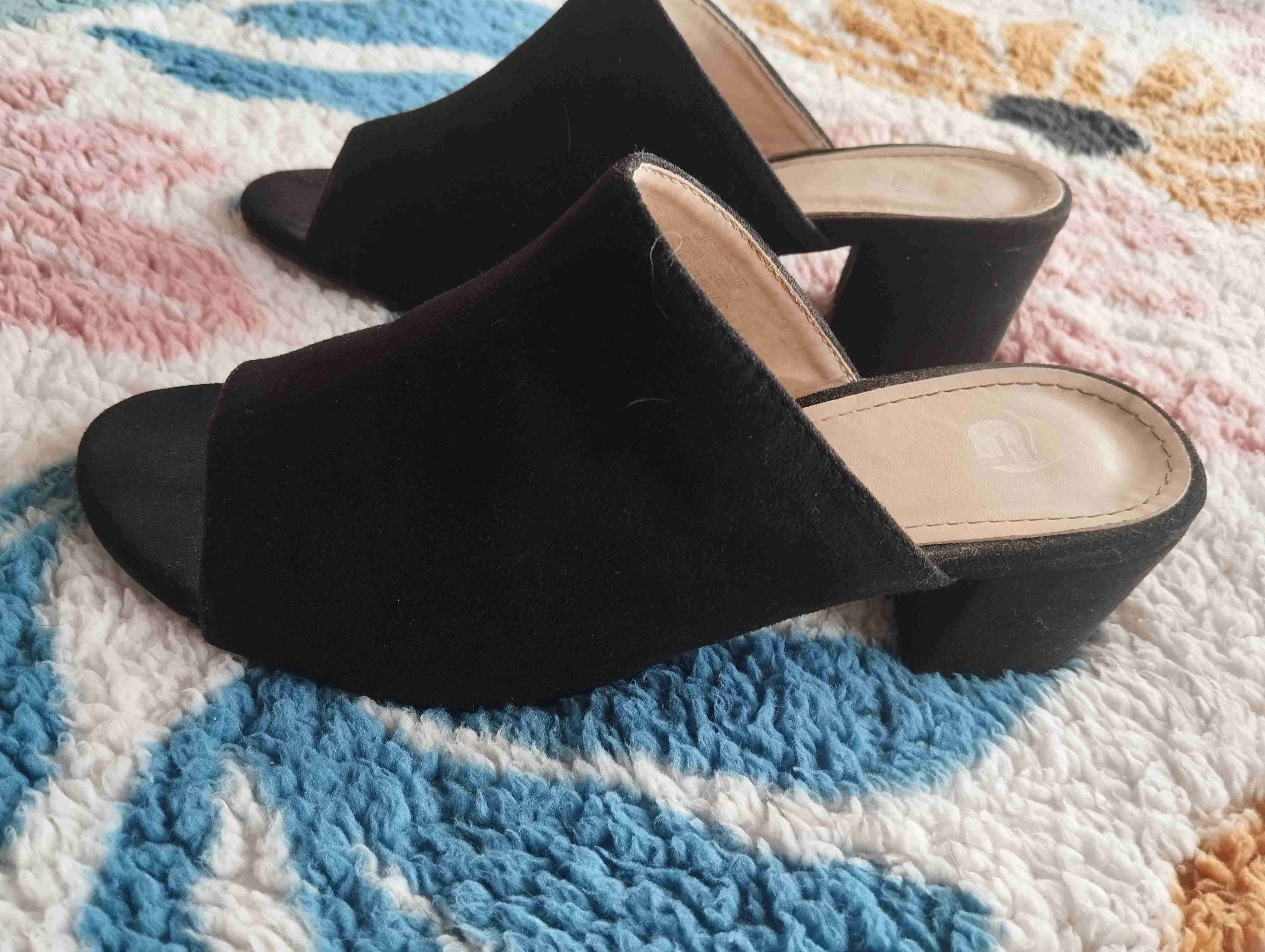 Sandalias negras abiertas - miniatura 4