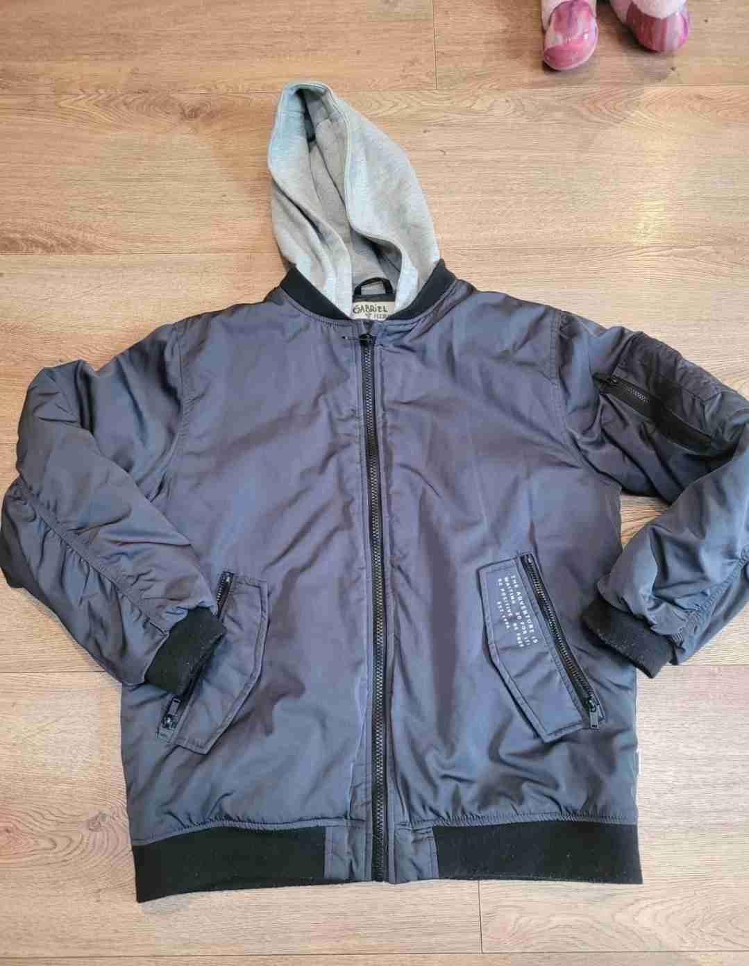 Chaqueta bomber gris con gorro niño