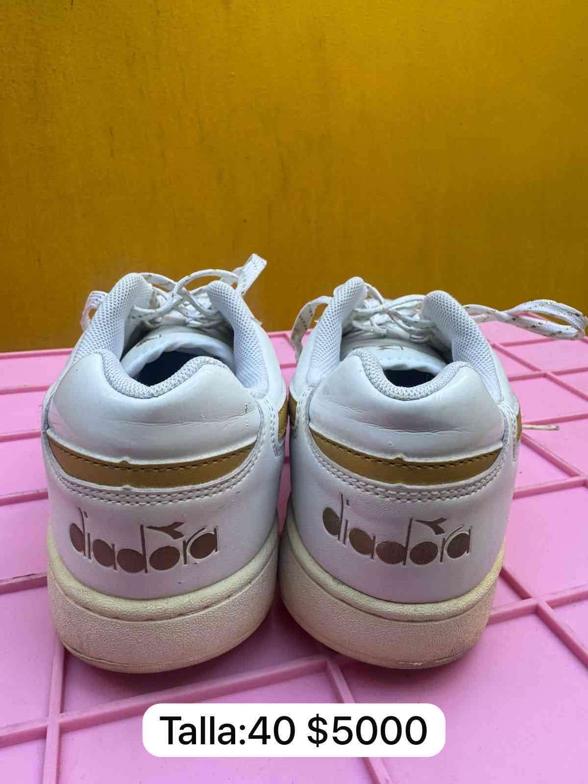 Zapatillas blancas doradas talla 40 - miniatura 3