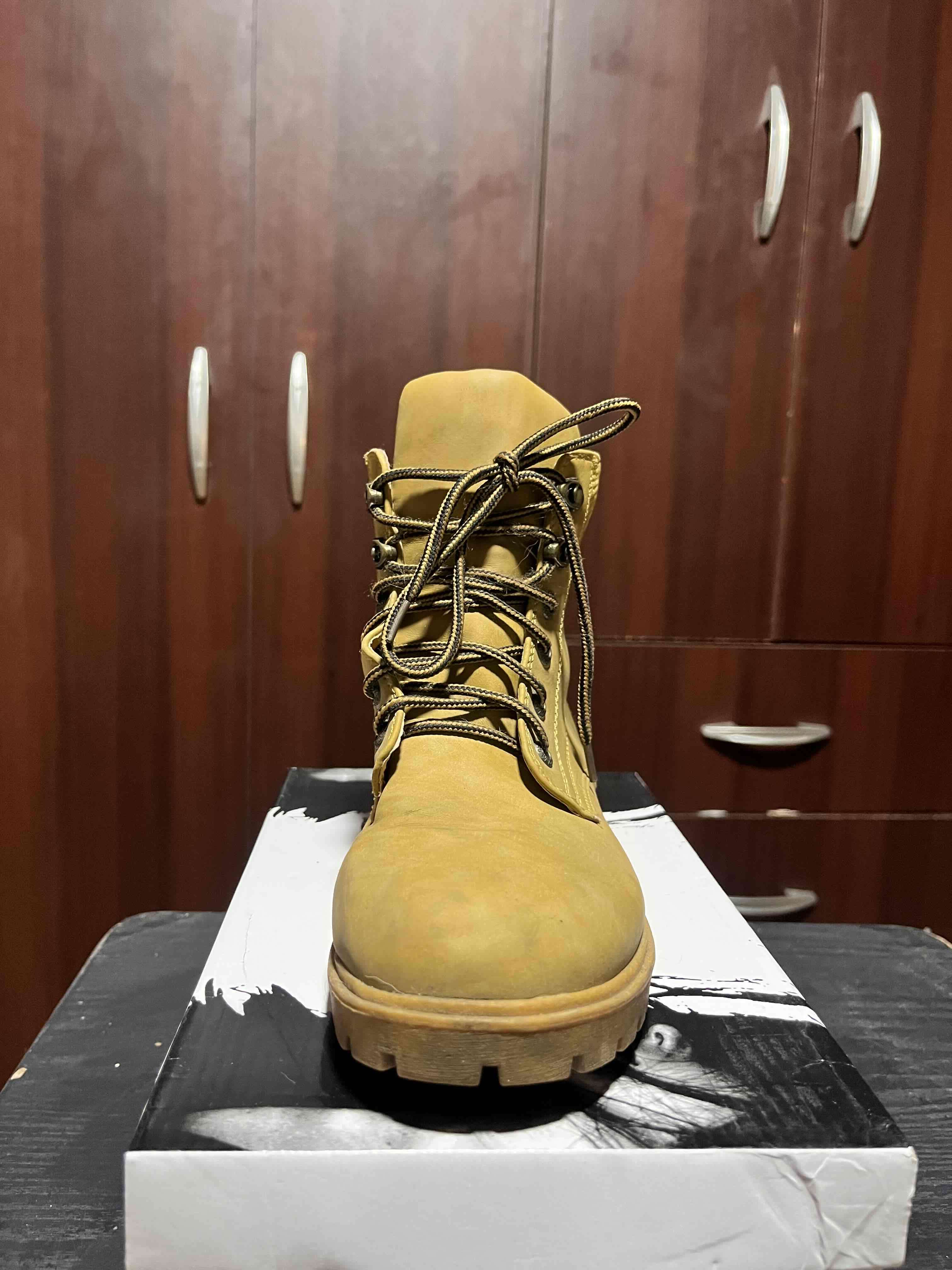 Botas de montaña amarillas - miniatura 2