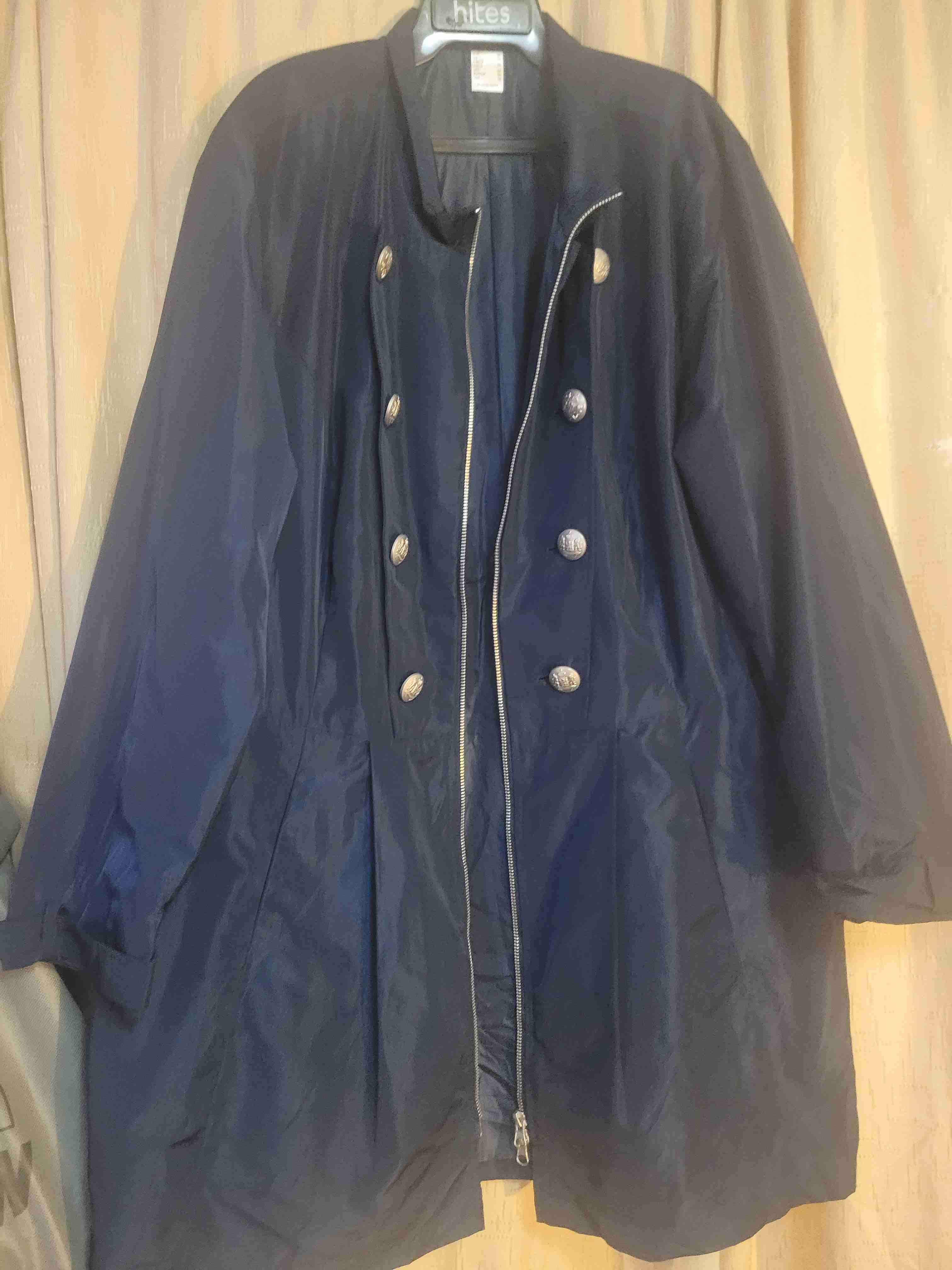 Abrigo azul con botones