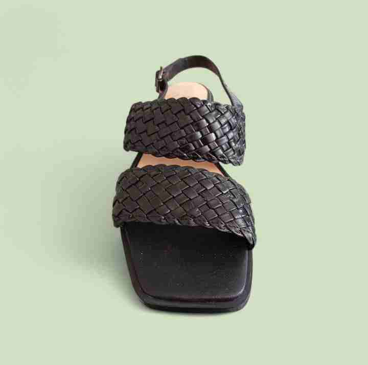 Sandalias planas negras trenzadas de Cuero - miniatura 2