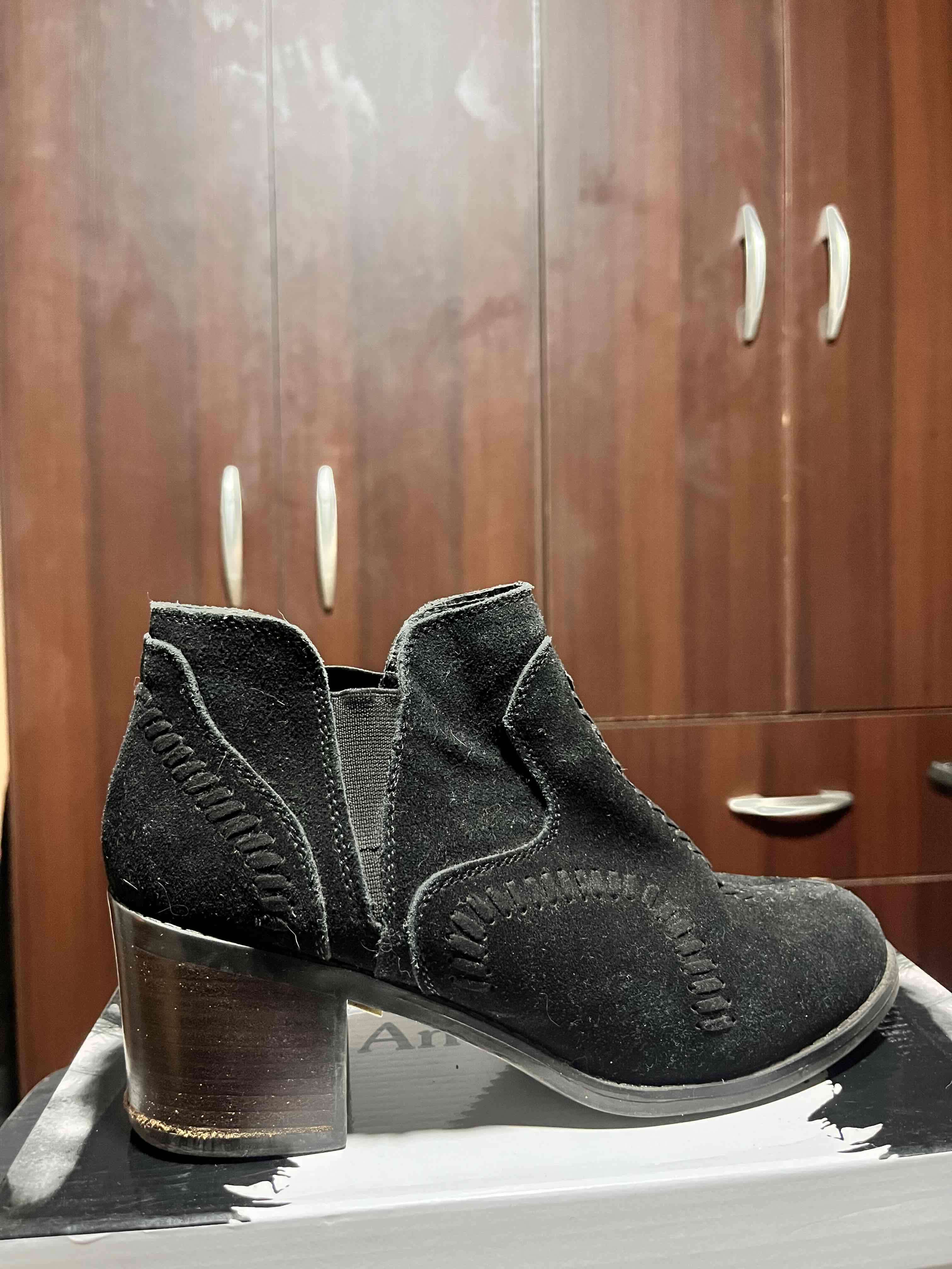 Botines negros de gamuza