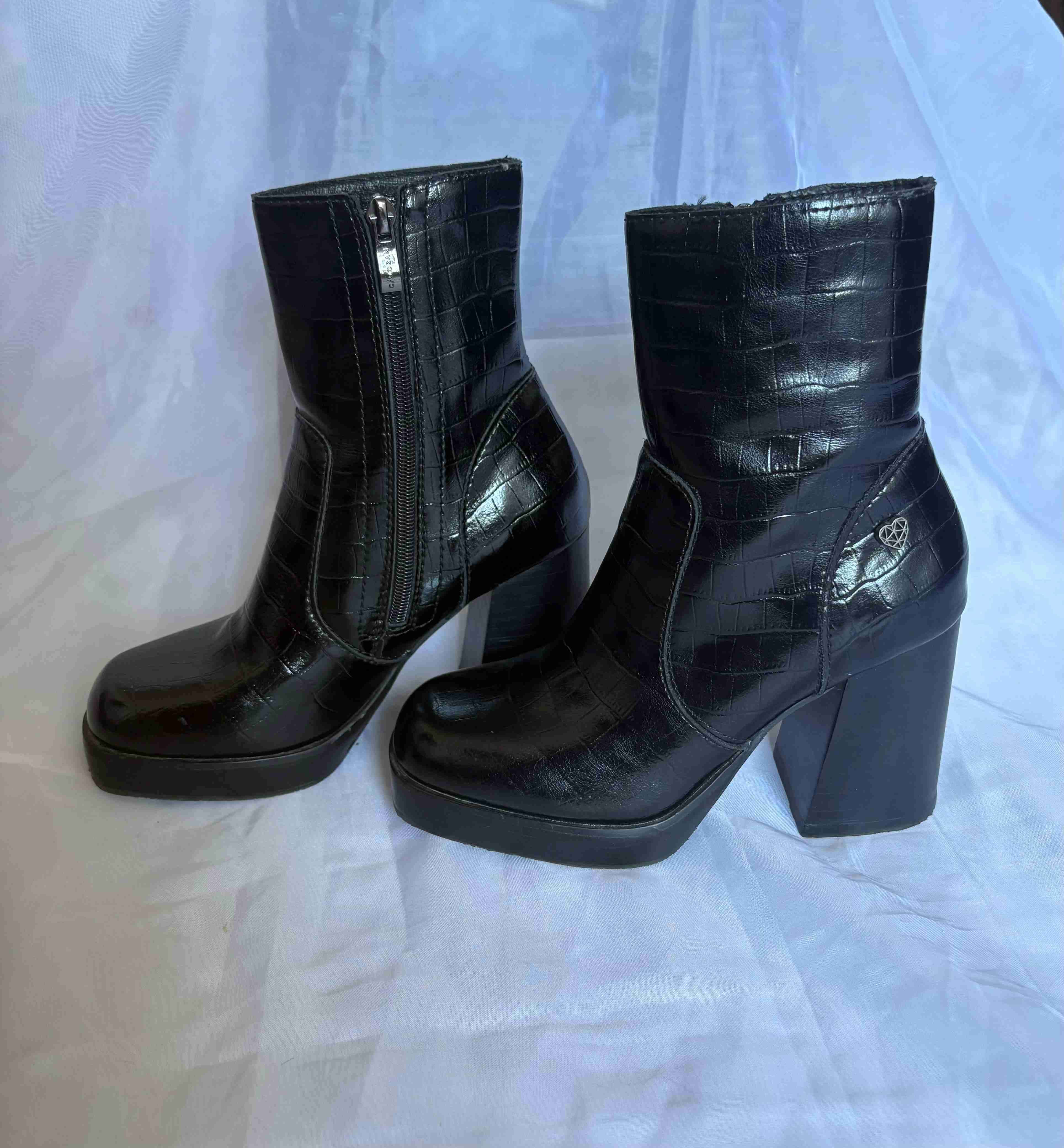 Botines negros de charol