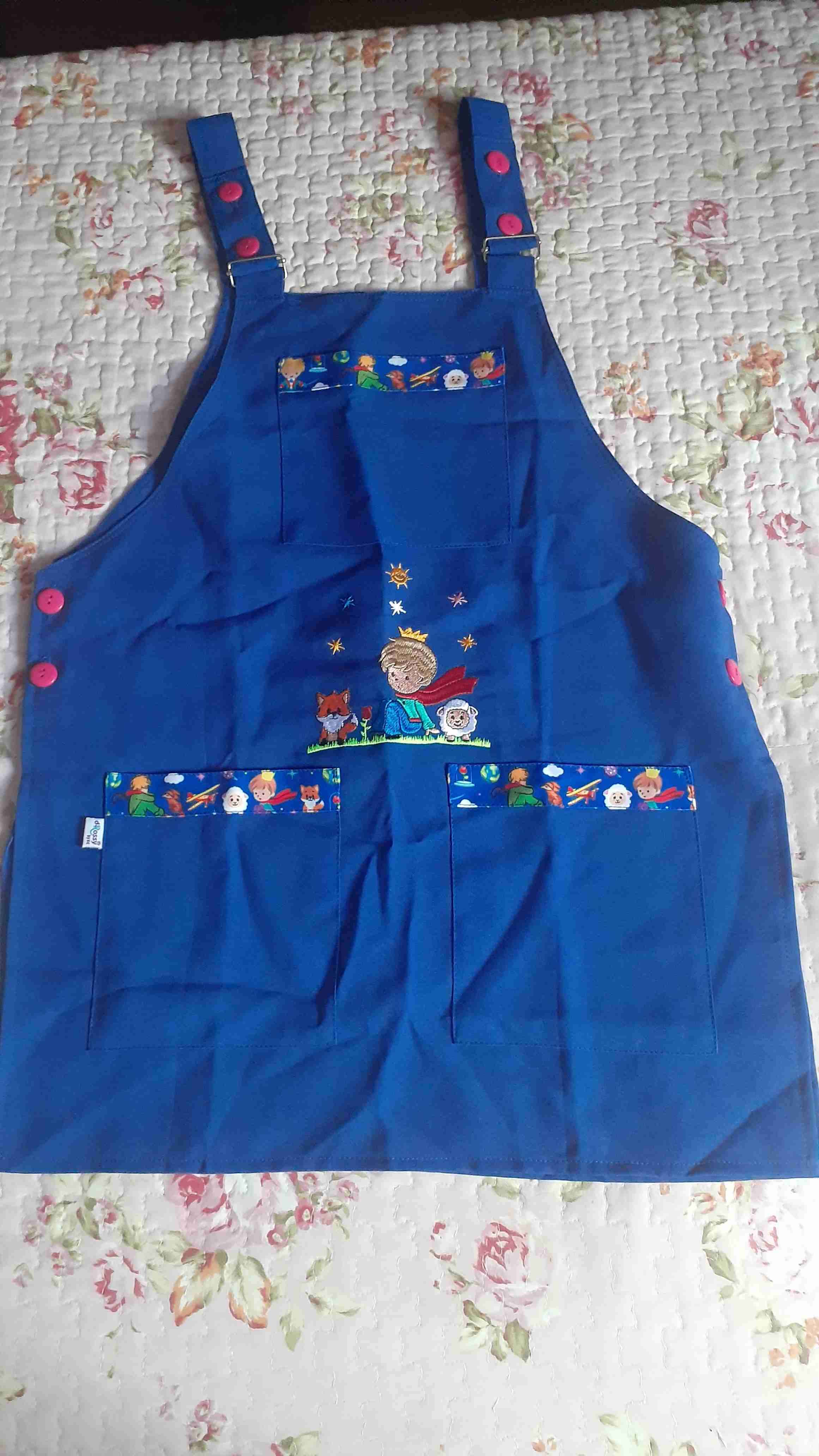 Delantal azul con diseño infantil
