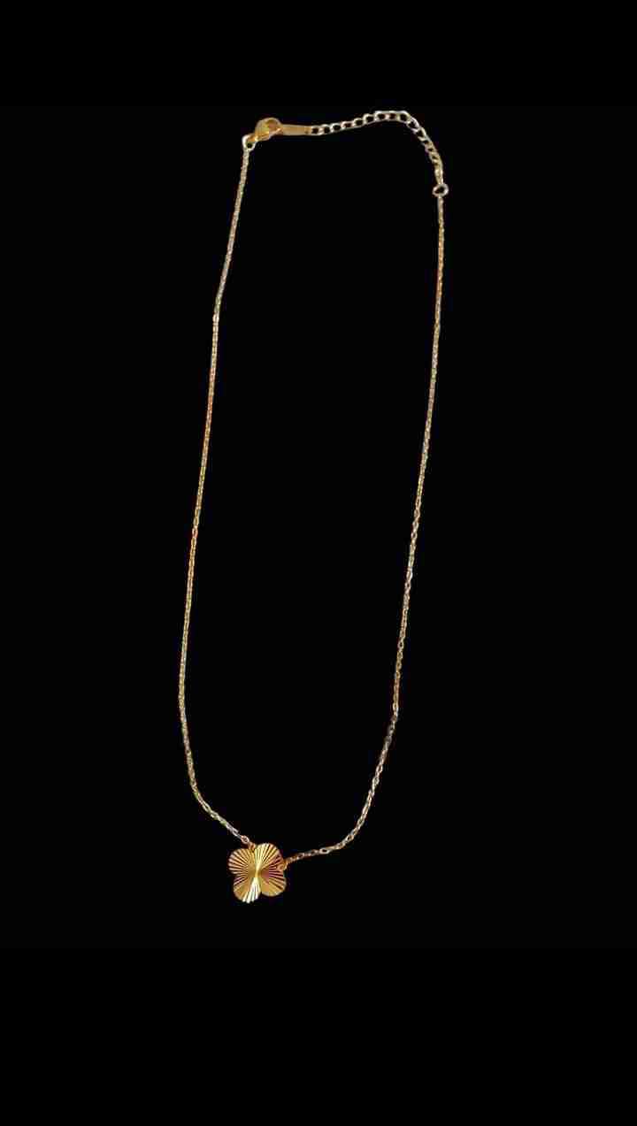 Collar dorado con colgante floral