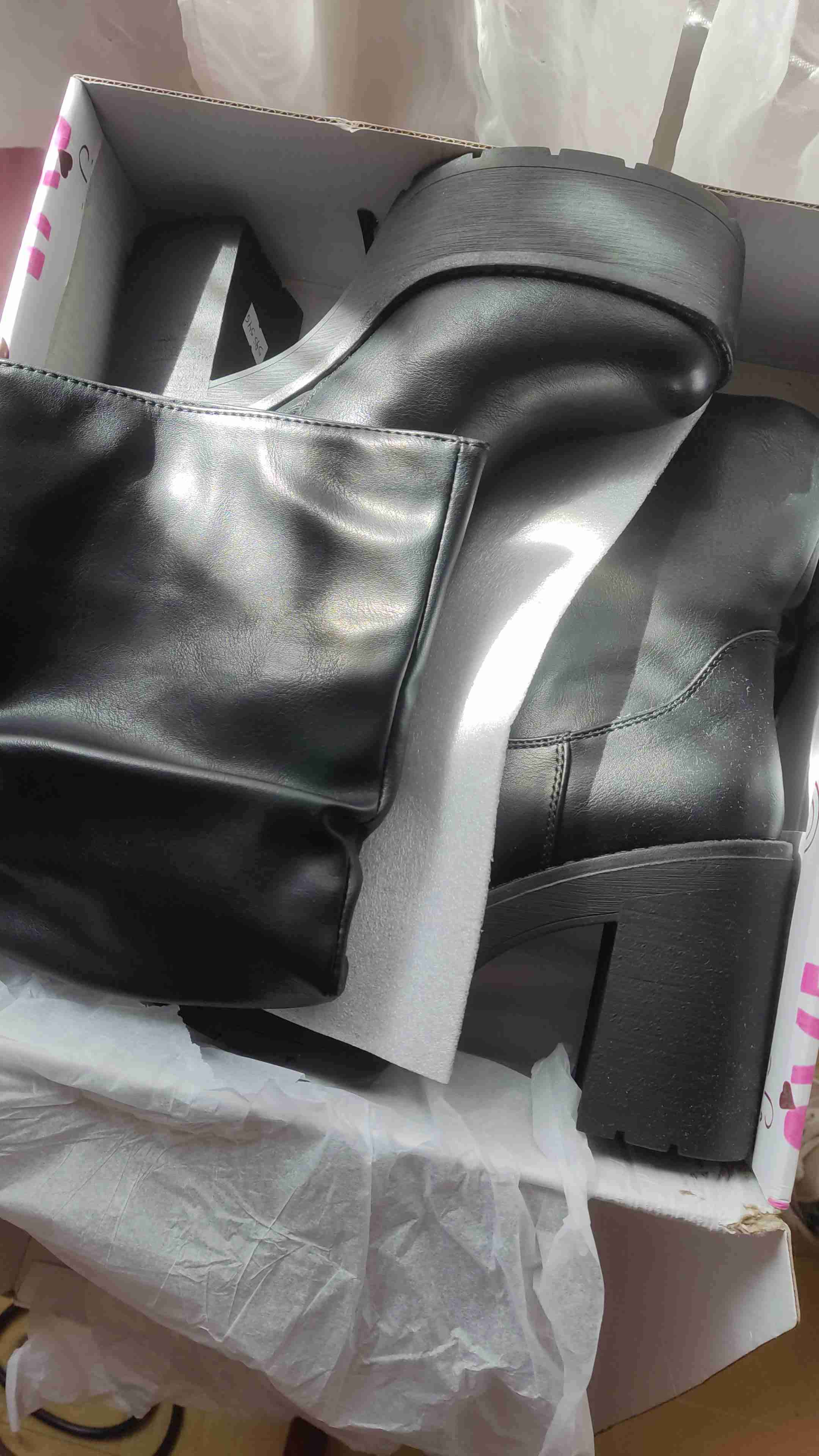 Bota negra de cuero elegante - miniatura 2