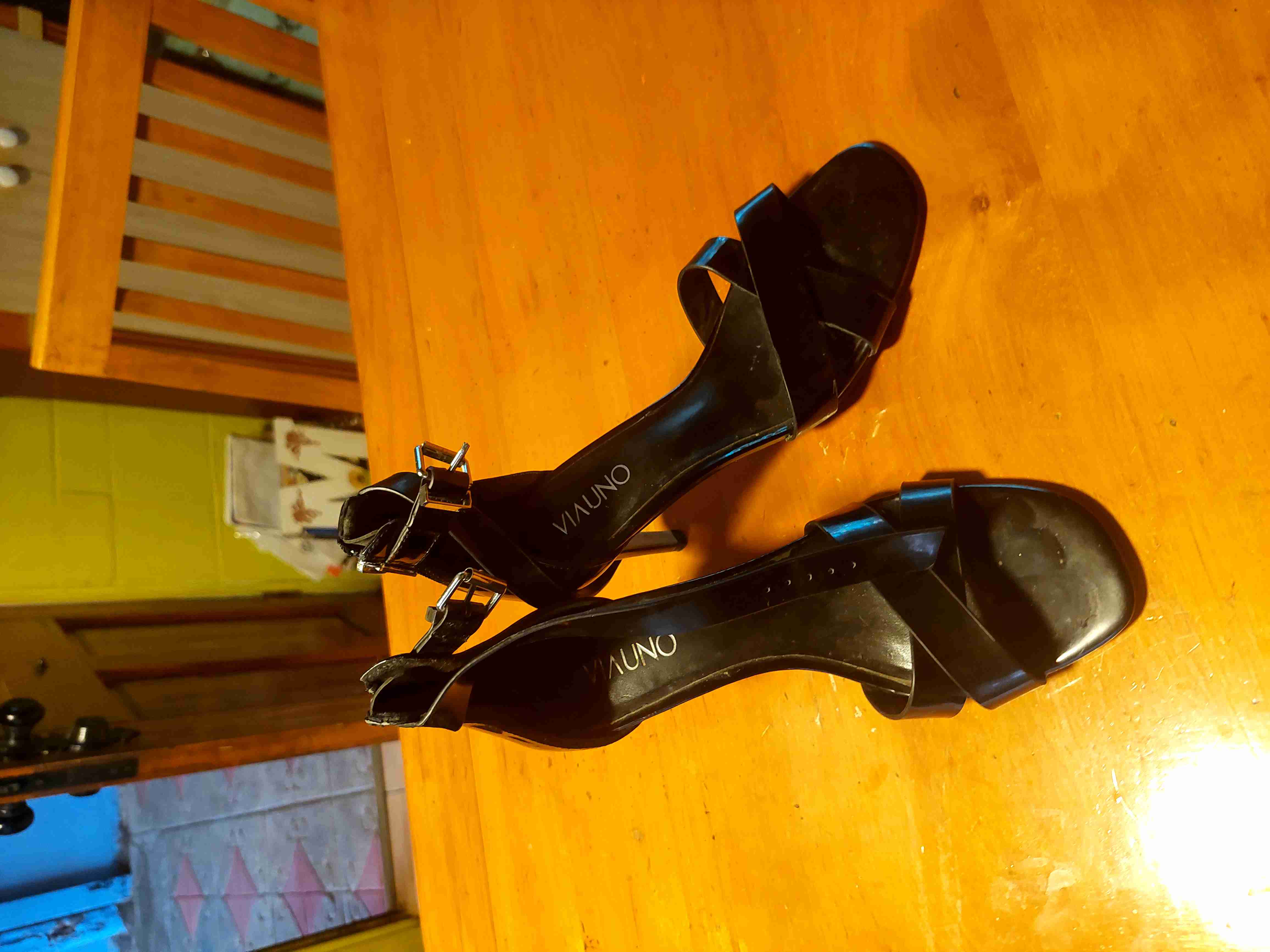 Sandalias negras de tacón Via Uno