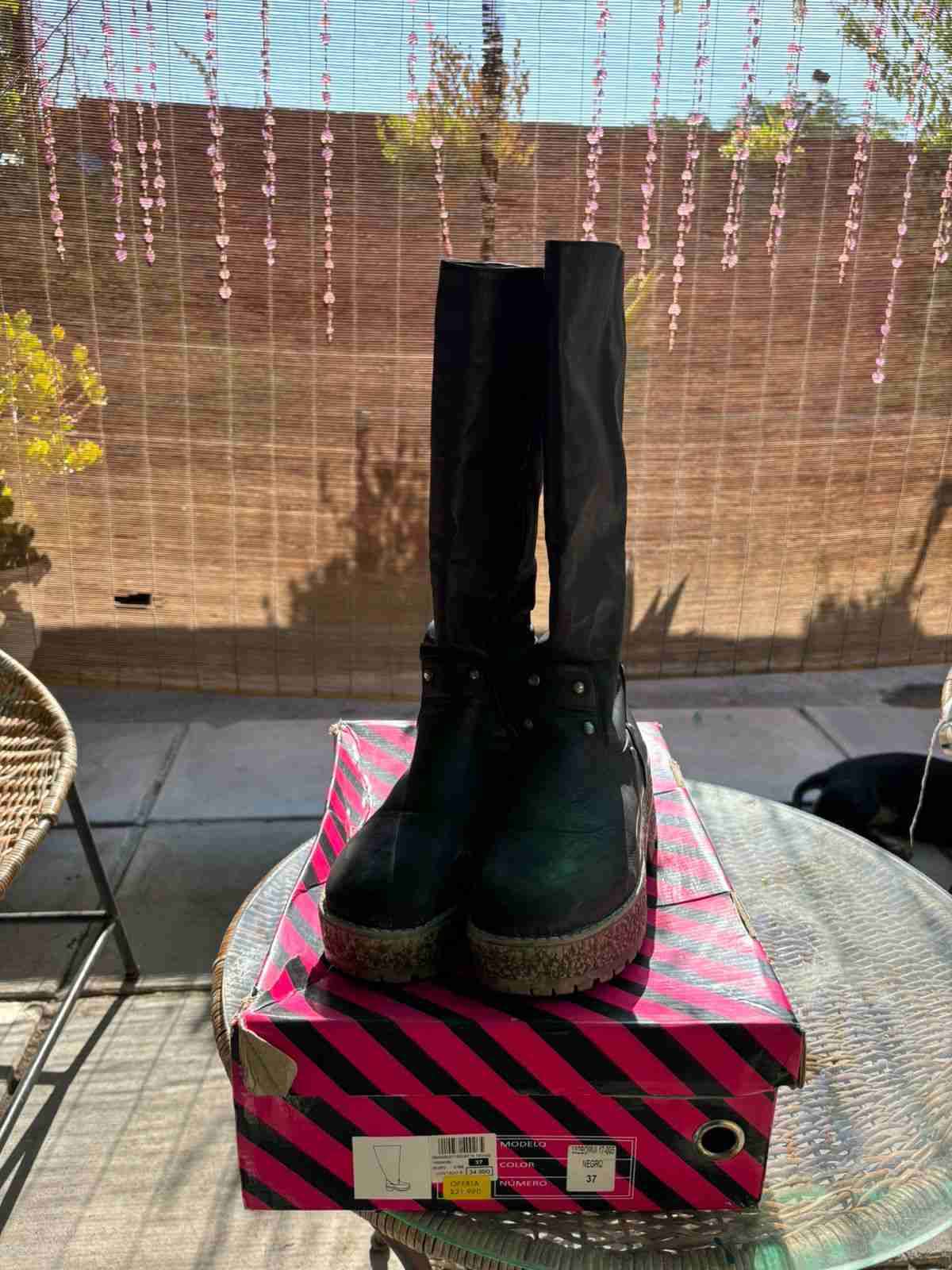 Botas negras de cuero - miniatura 2