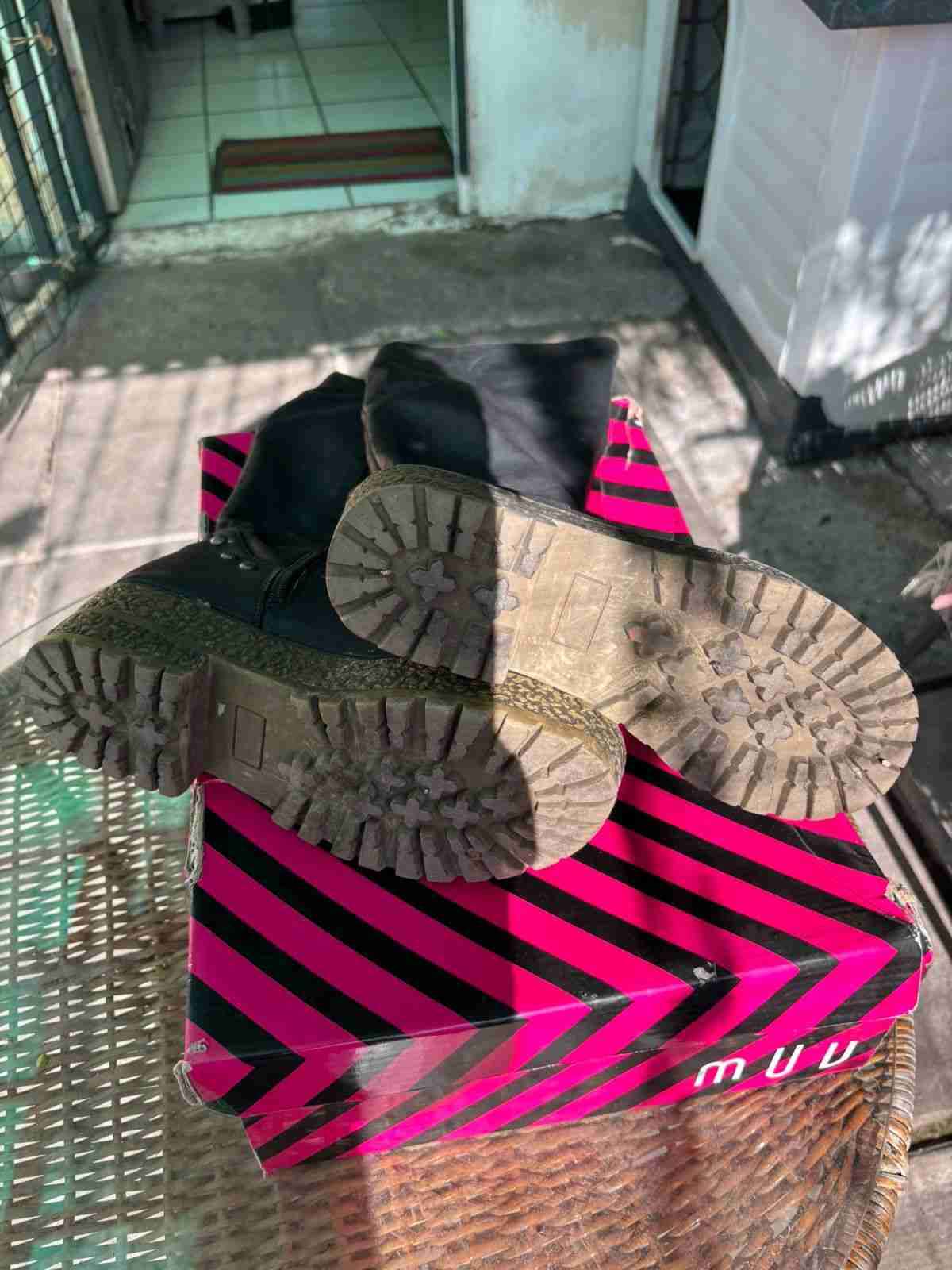 Botas negras de cuero - miniatura 4