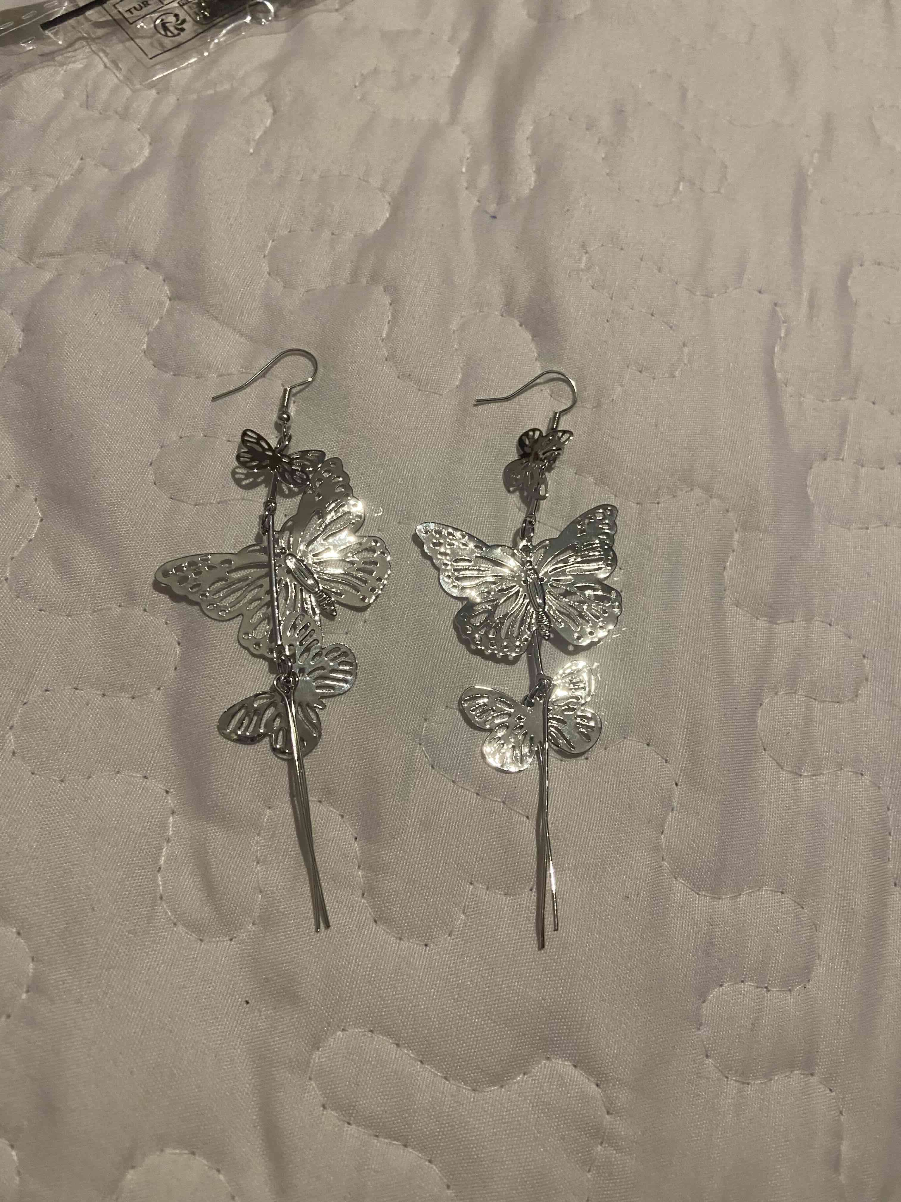 Aros de mariposa plateados