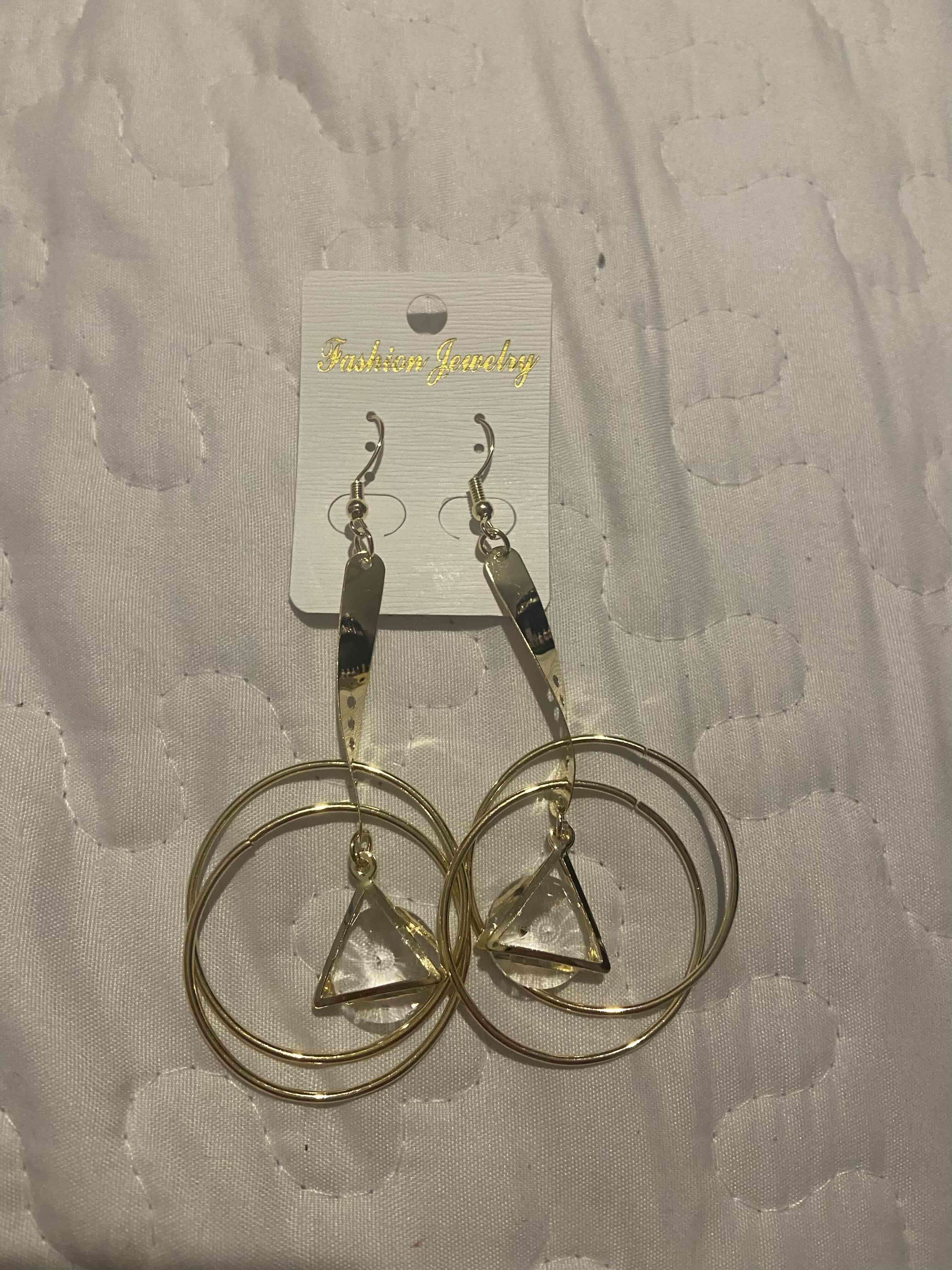 Aros colgantes dorados geométricos