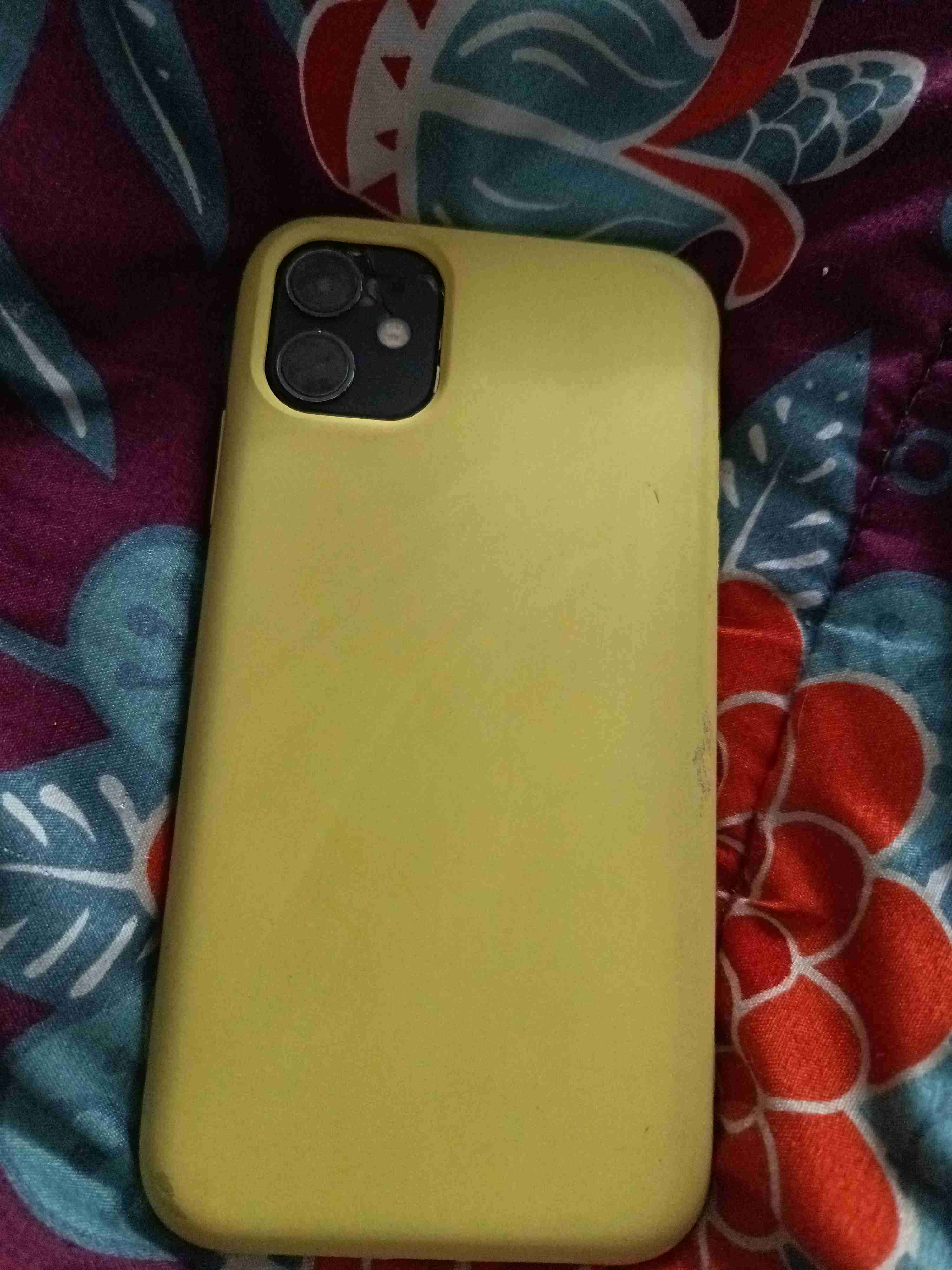 iPhone 11  64gbcon carcasa amarilla - miniatura 2