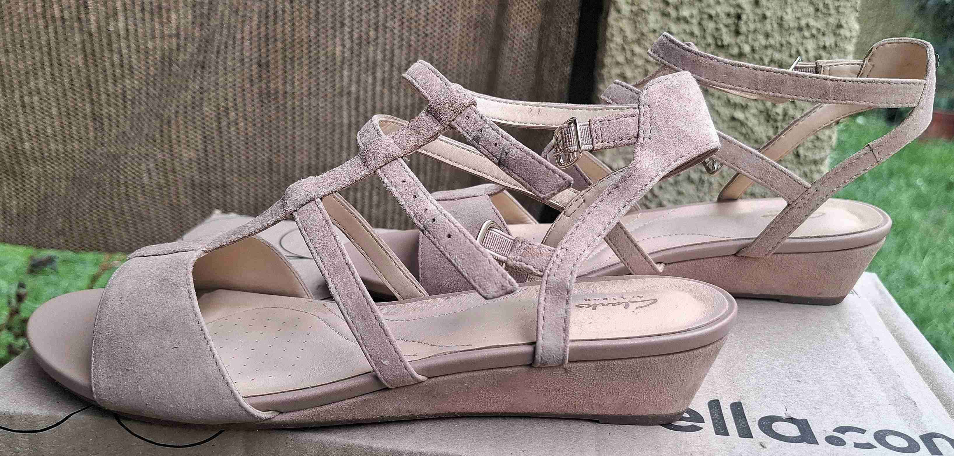 Sandalias rosadas de tacón bajo - miniatura 3