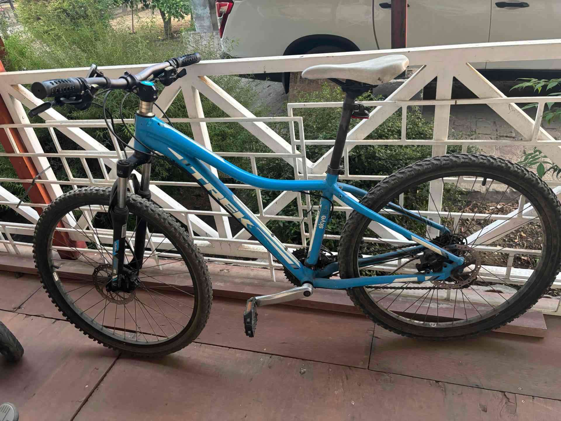 Bicicleta Trek azul montaña - miniatura 1