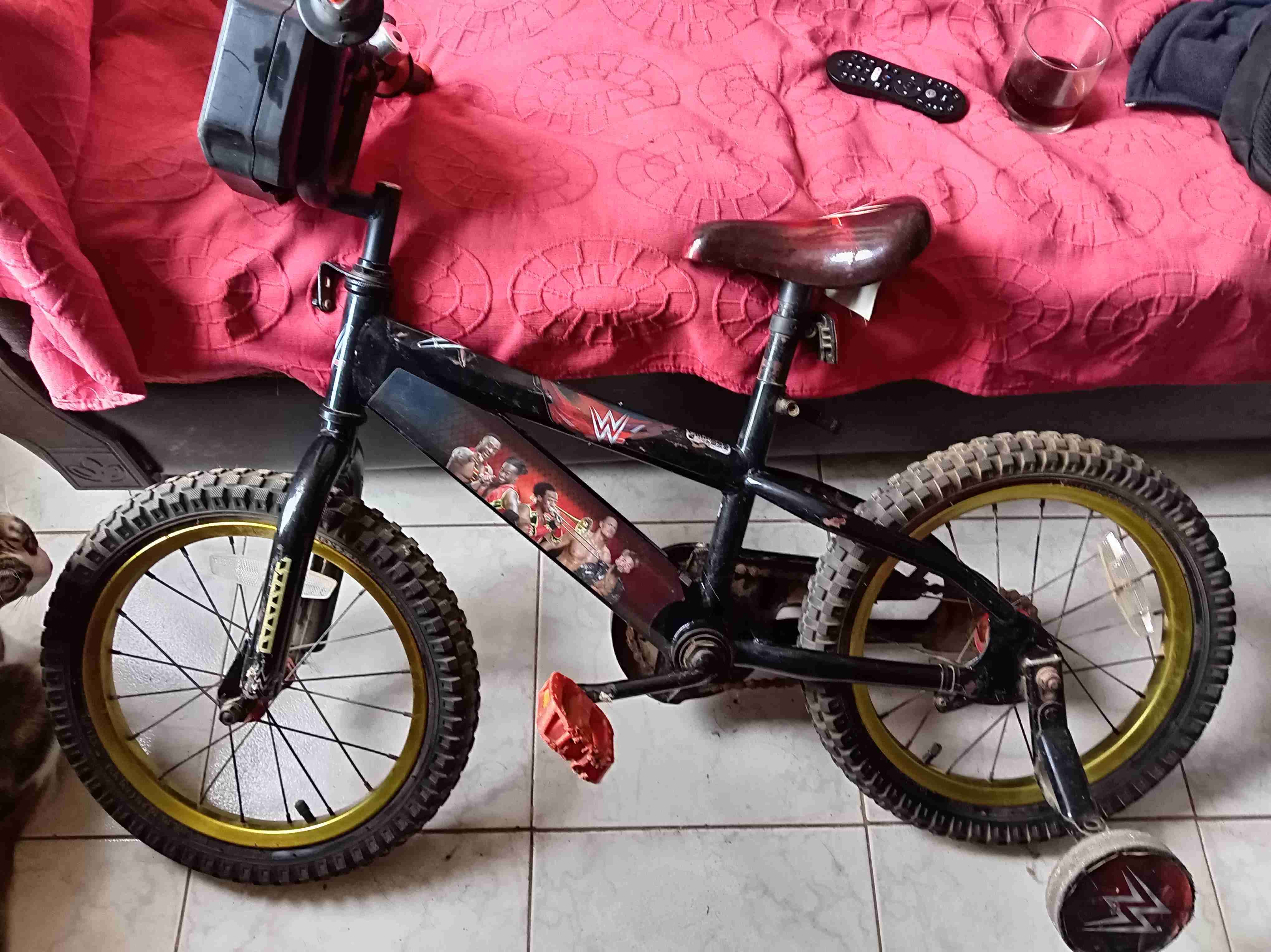 Bicicleta infantil negra WWE - miniatura 1