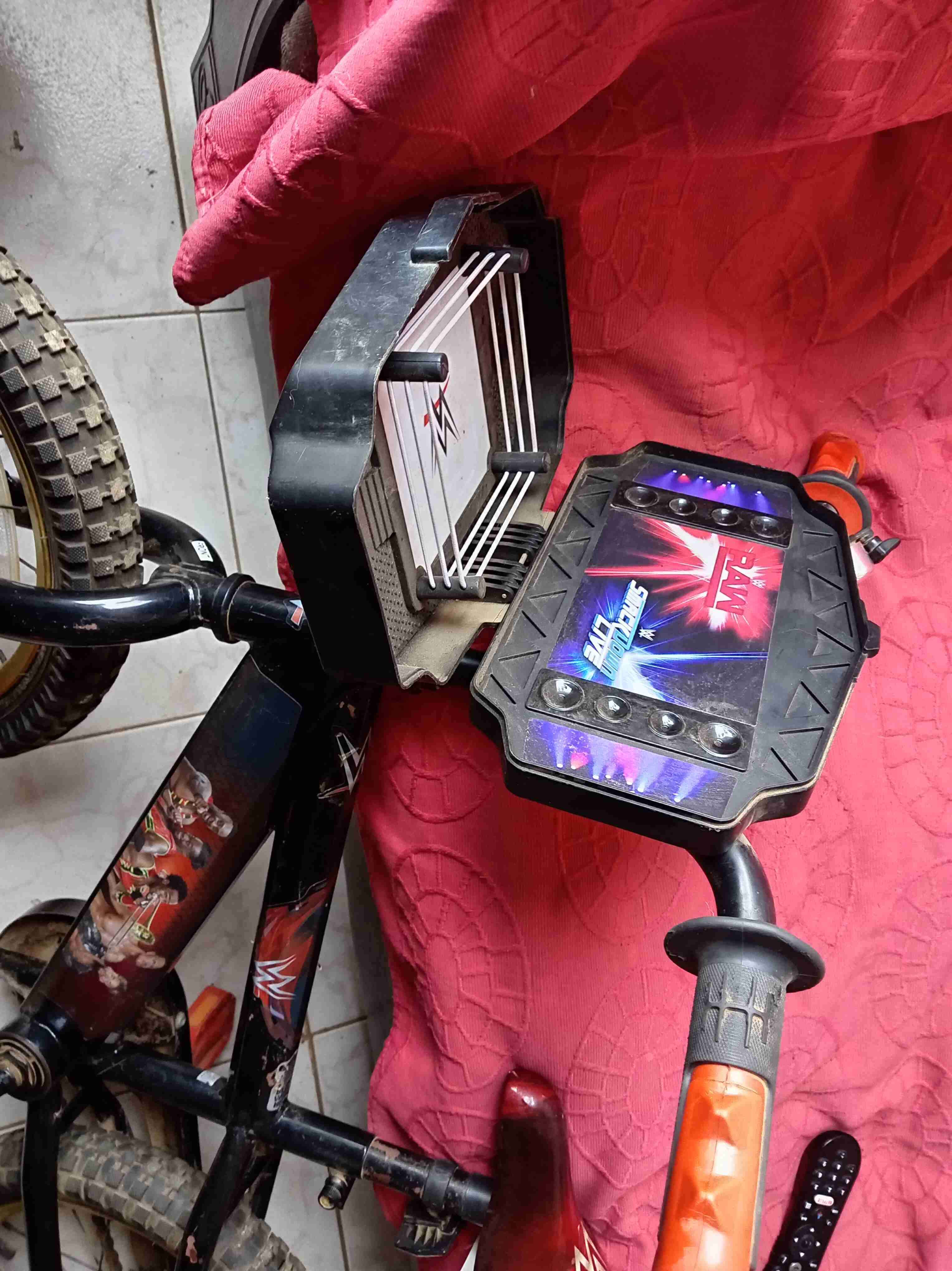 Bicicleta infantil negra WWE - miniatura 2