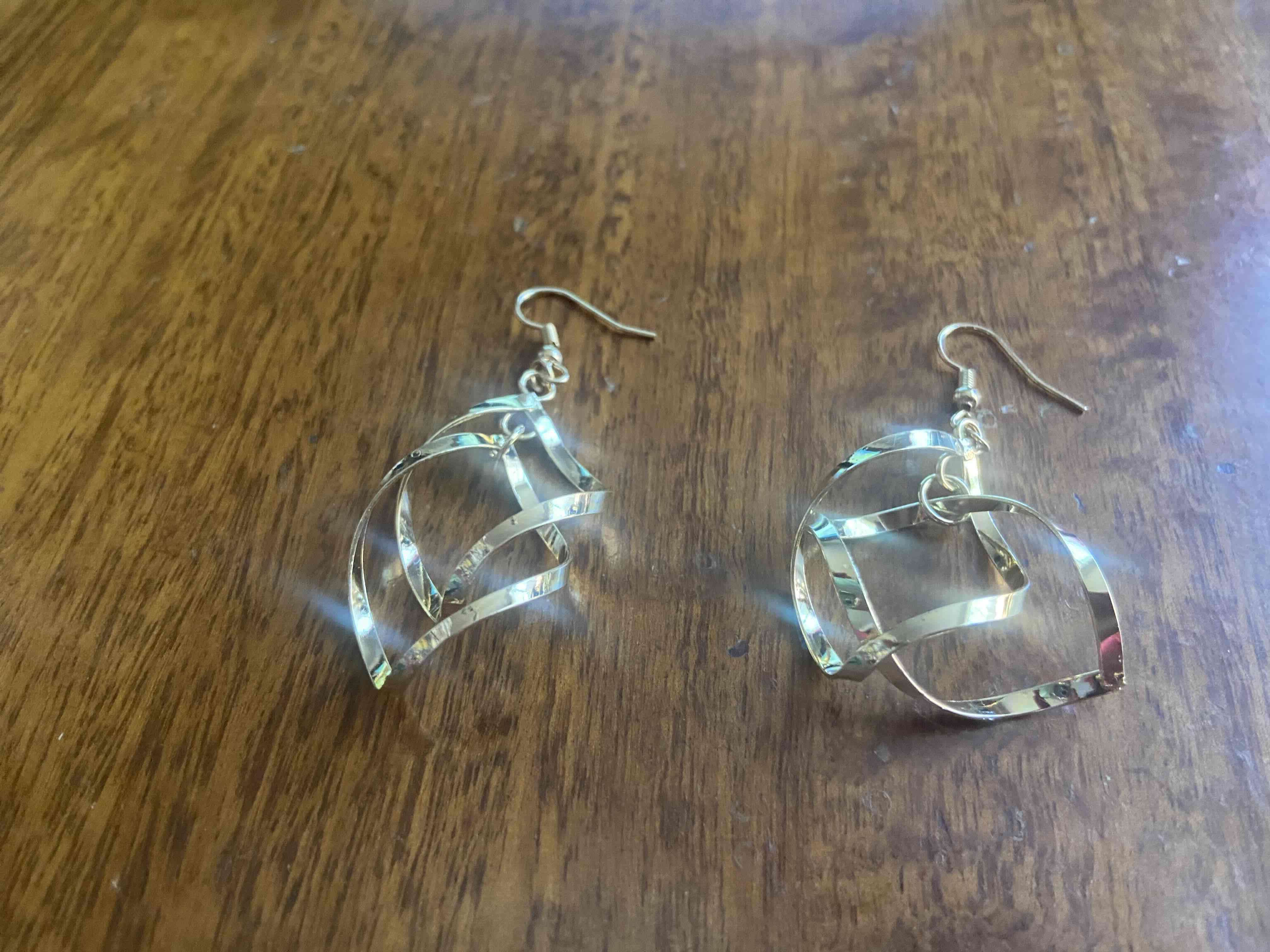 Aros colgantes de metal dorado