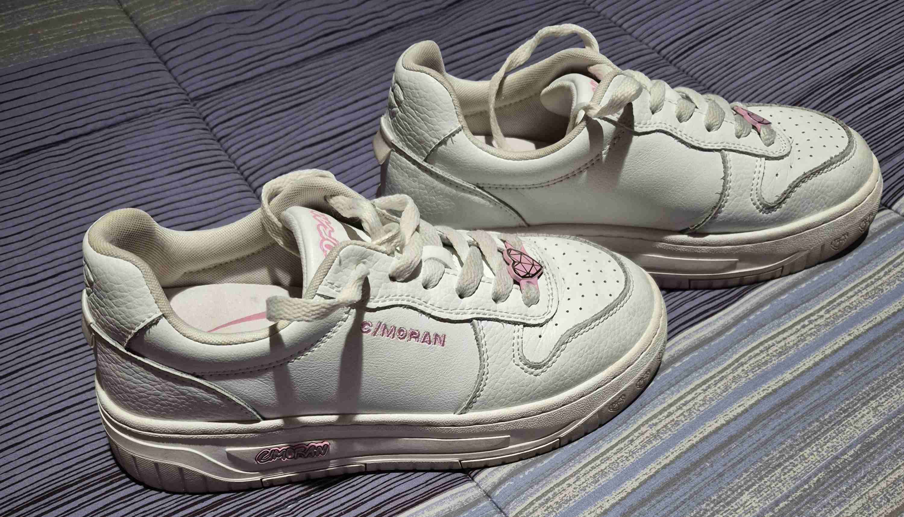 Zapatillas blancas con detalles rosados N°35 - miniatura 2