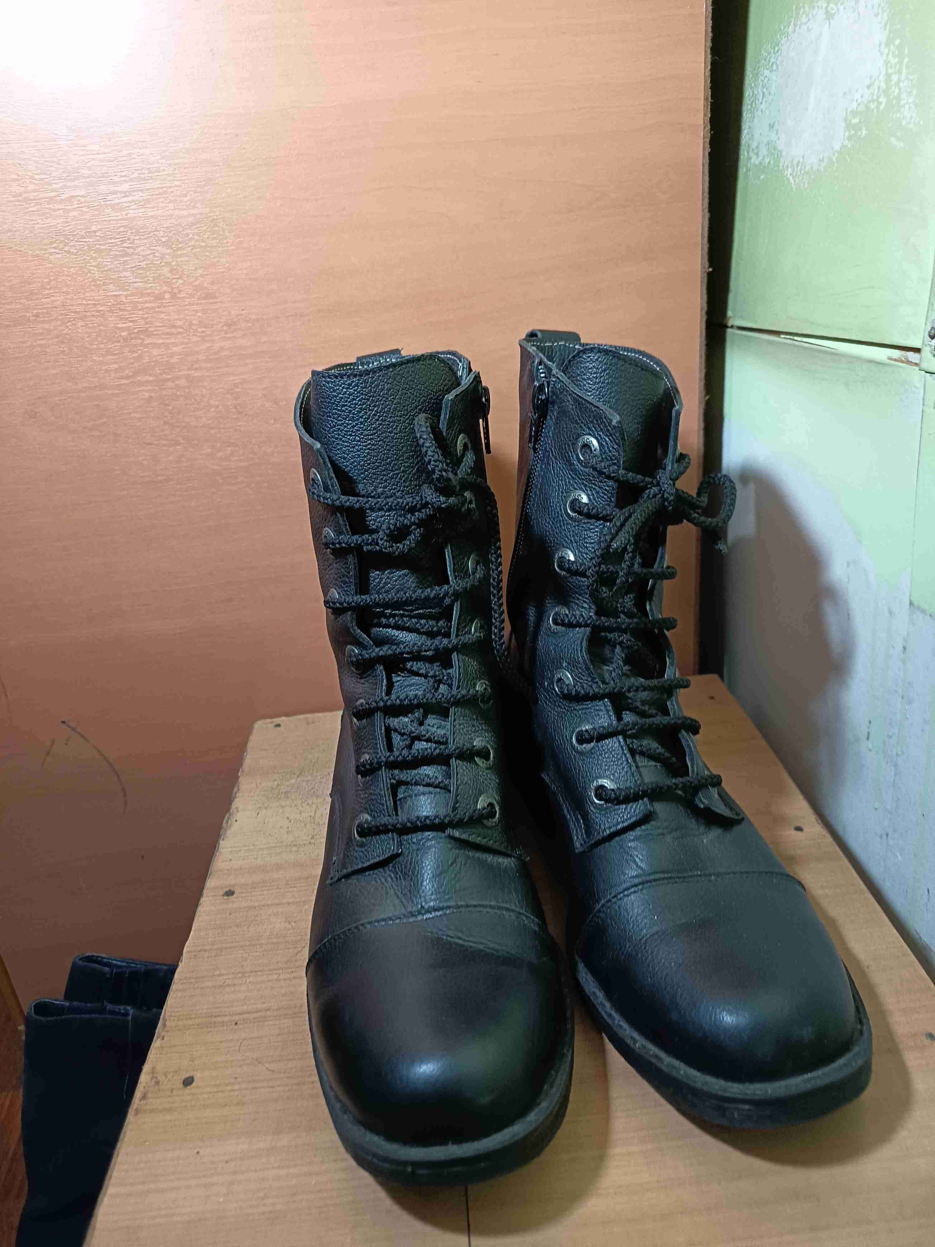 Botas negras de cuero - miniatura 1