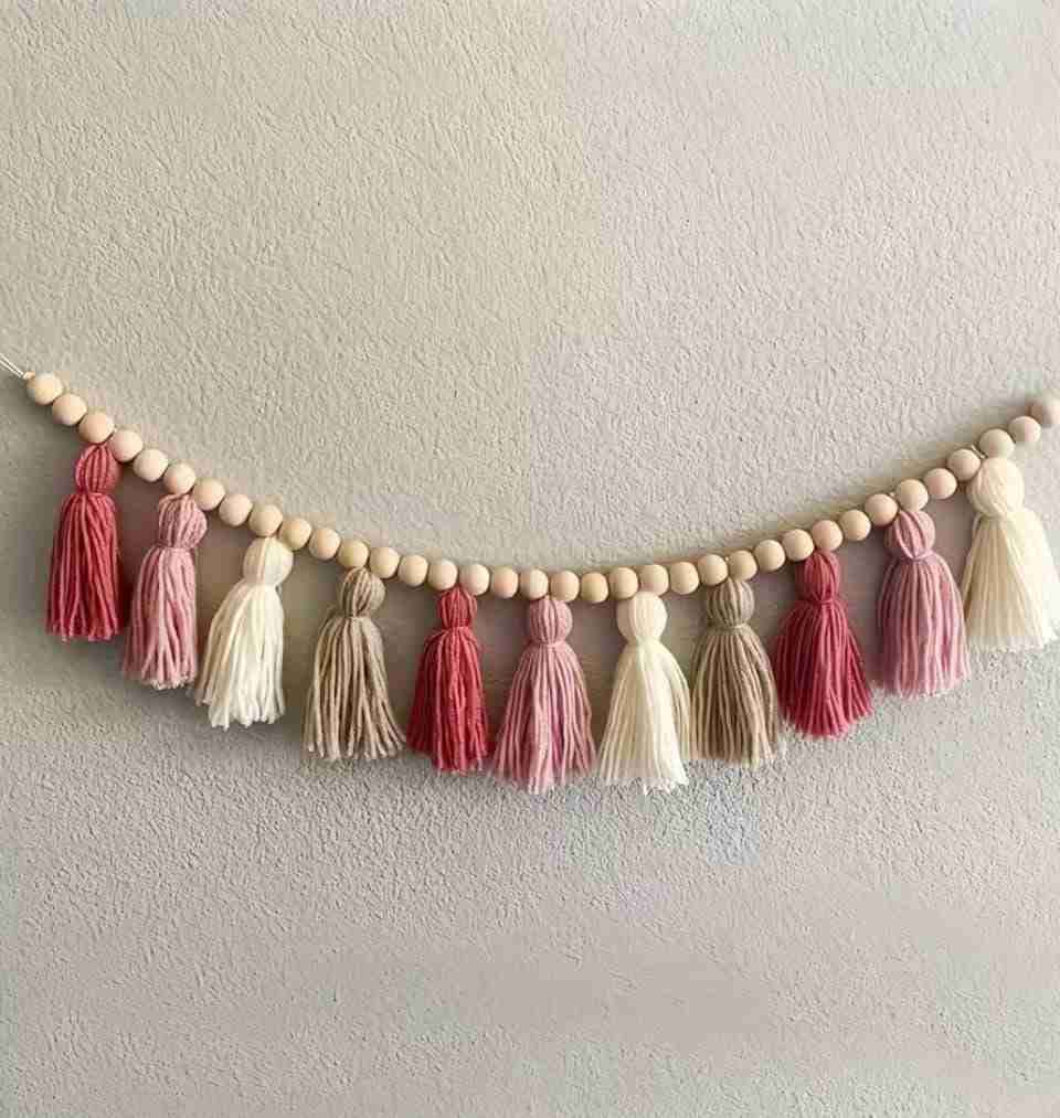 Guirnalda con borlas y cuentas de madera - miniatura 1