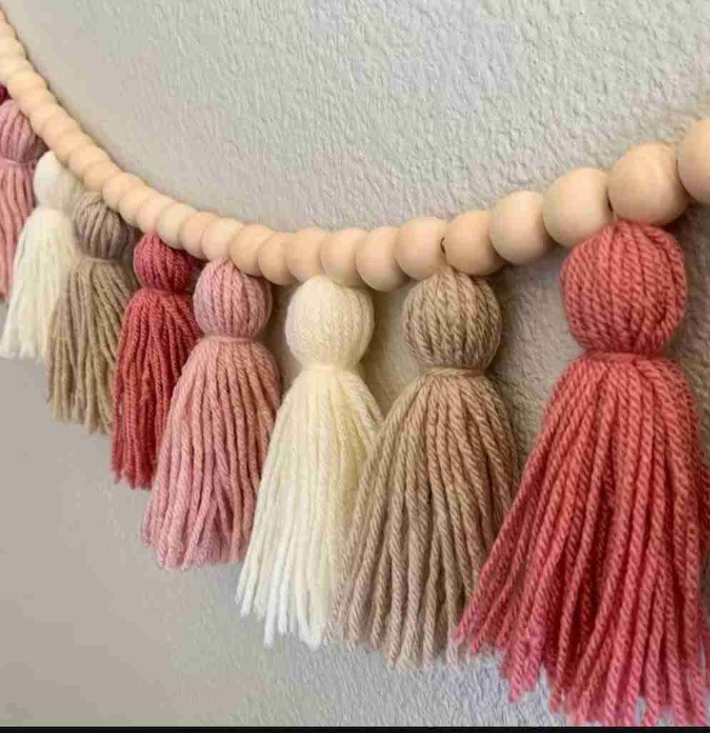 Guirnalda con borlas y cuentas de madera - miniatura 2