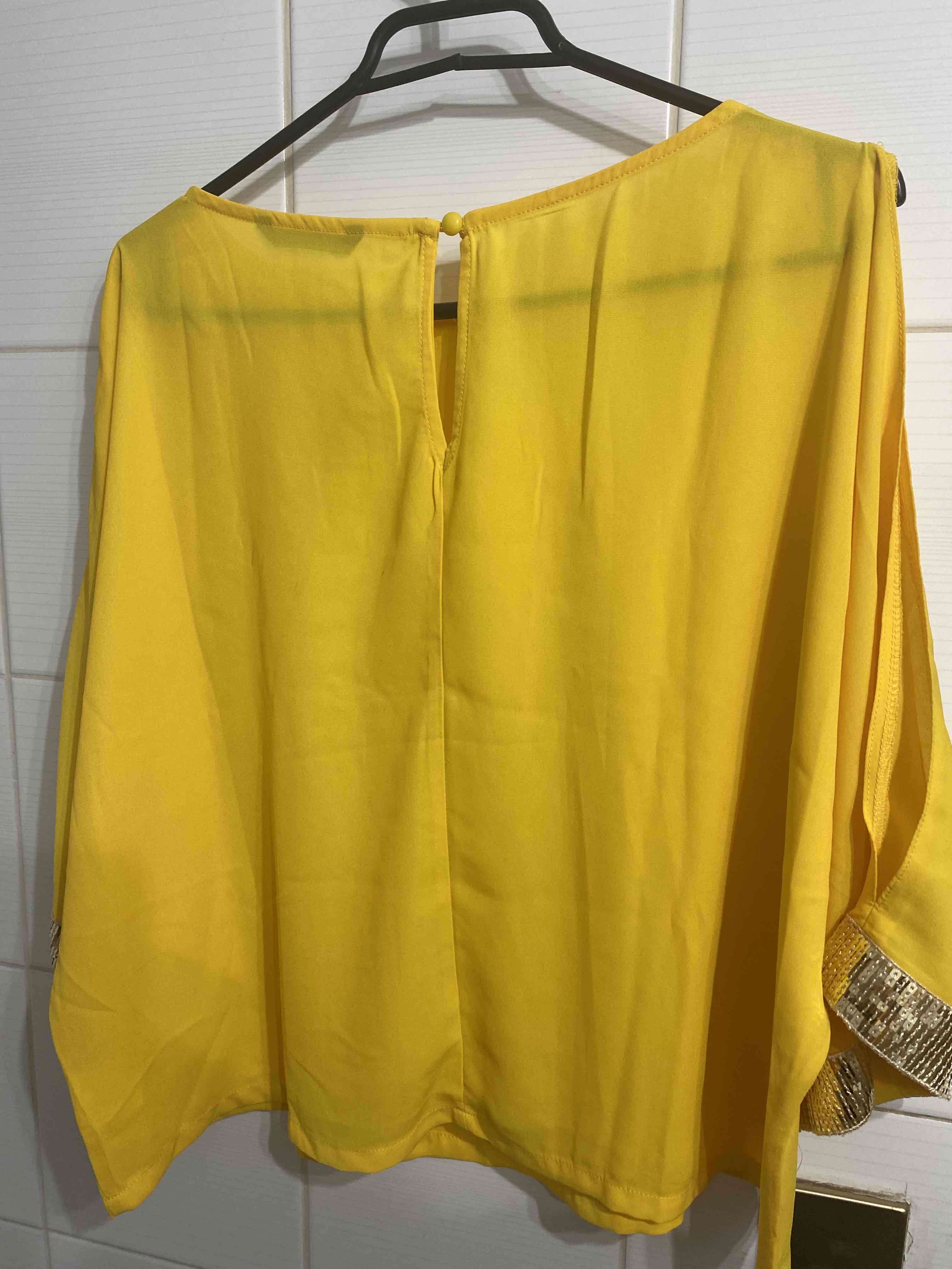 Blusa amarilla Shein con lentejuelas - miniatura 3