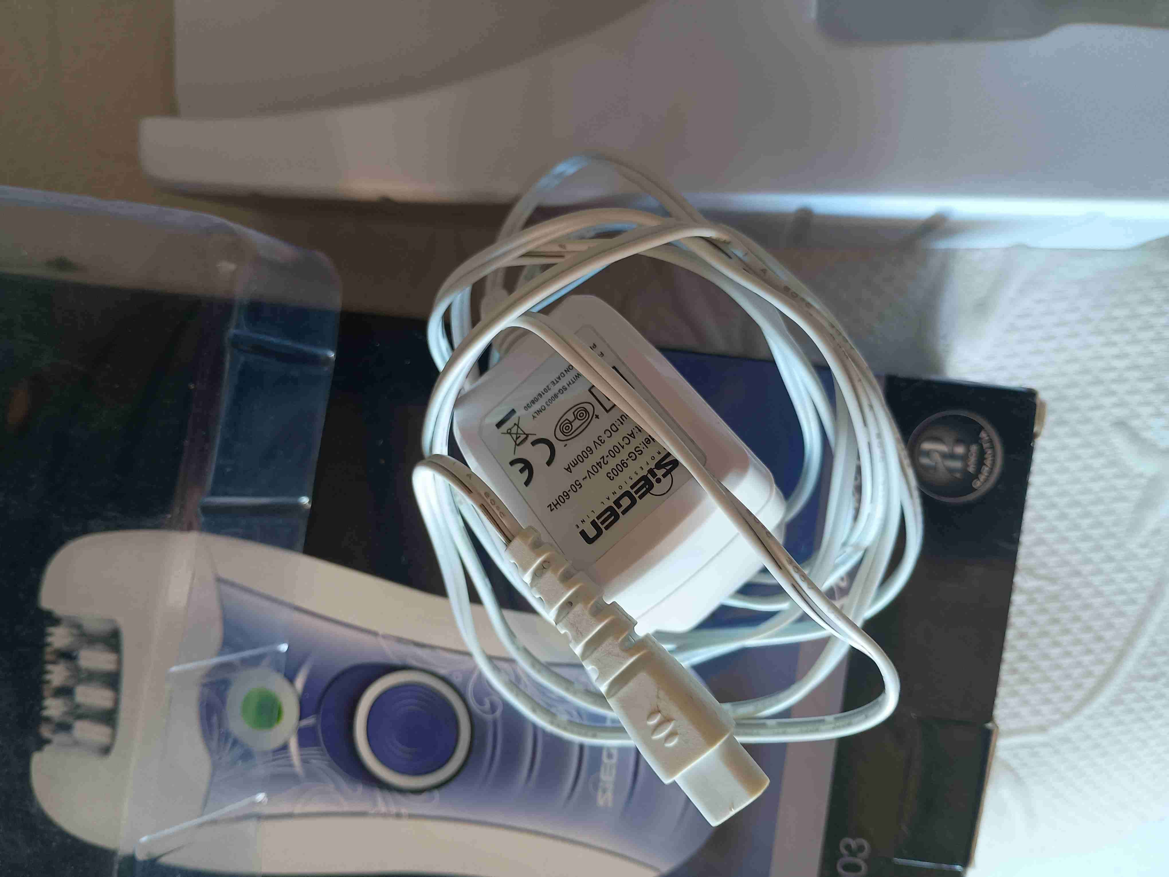 Depiladora eléctrica blanca y morada - miniatura 1