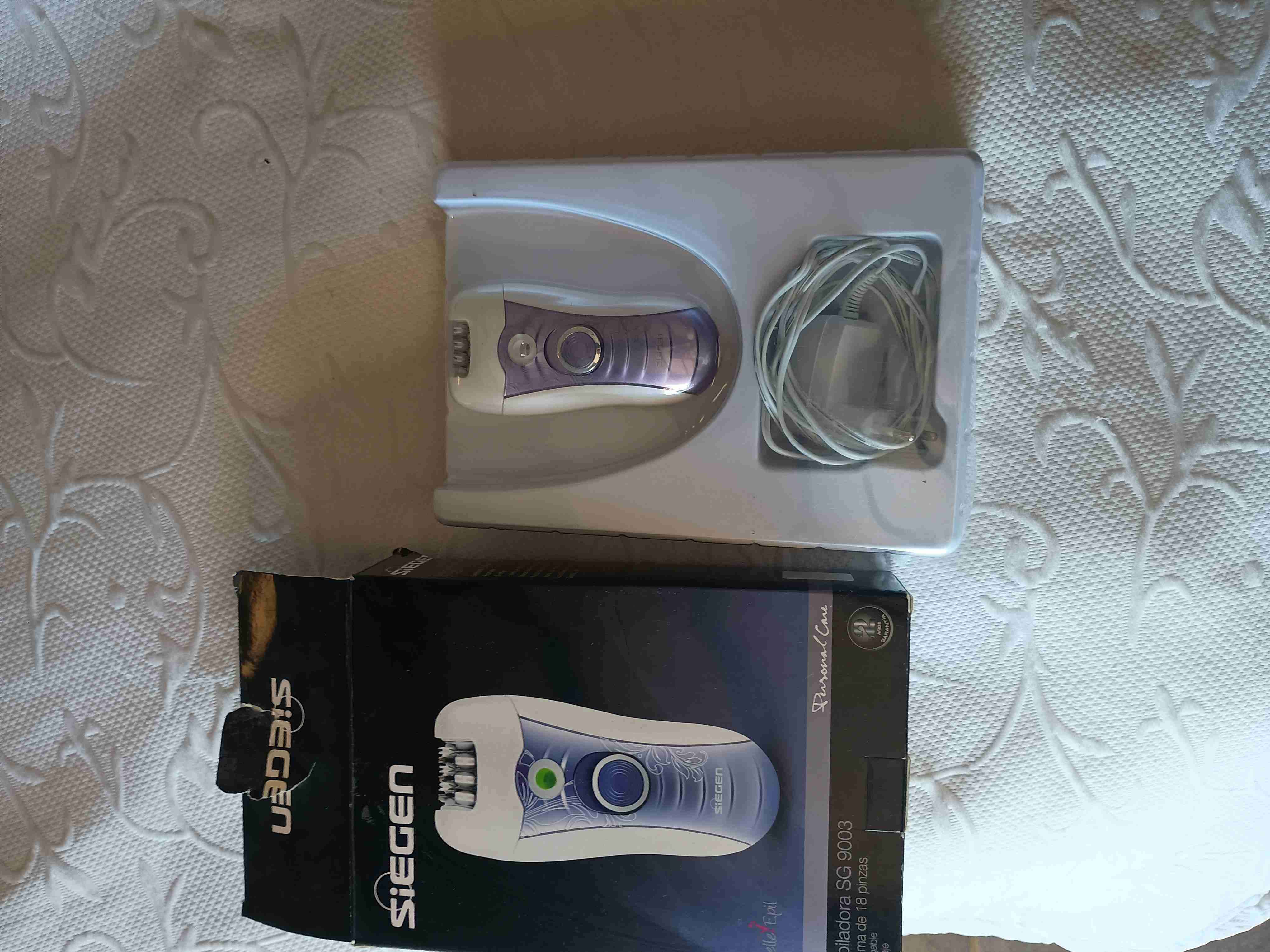 Depiladora eléctrica blanca y morada - miniatura 3