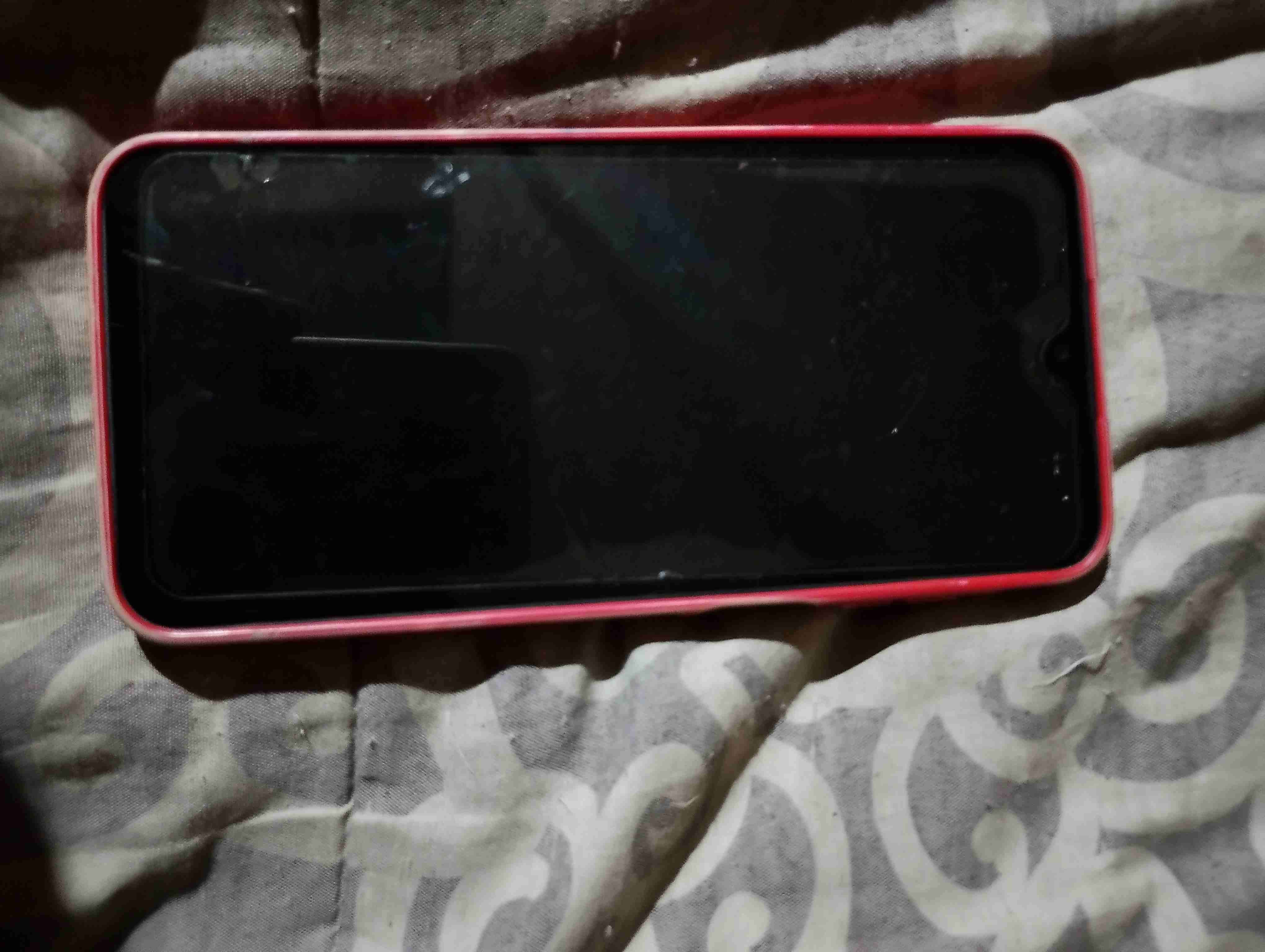 Celular con funda roja - miniatura 1