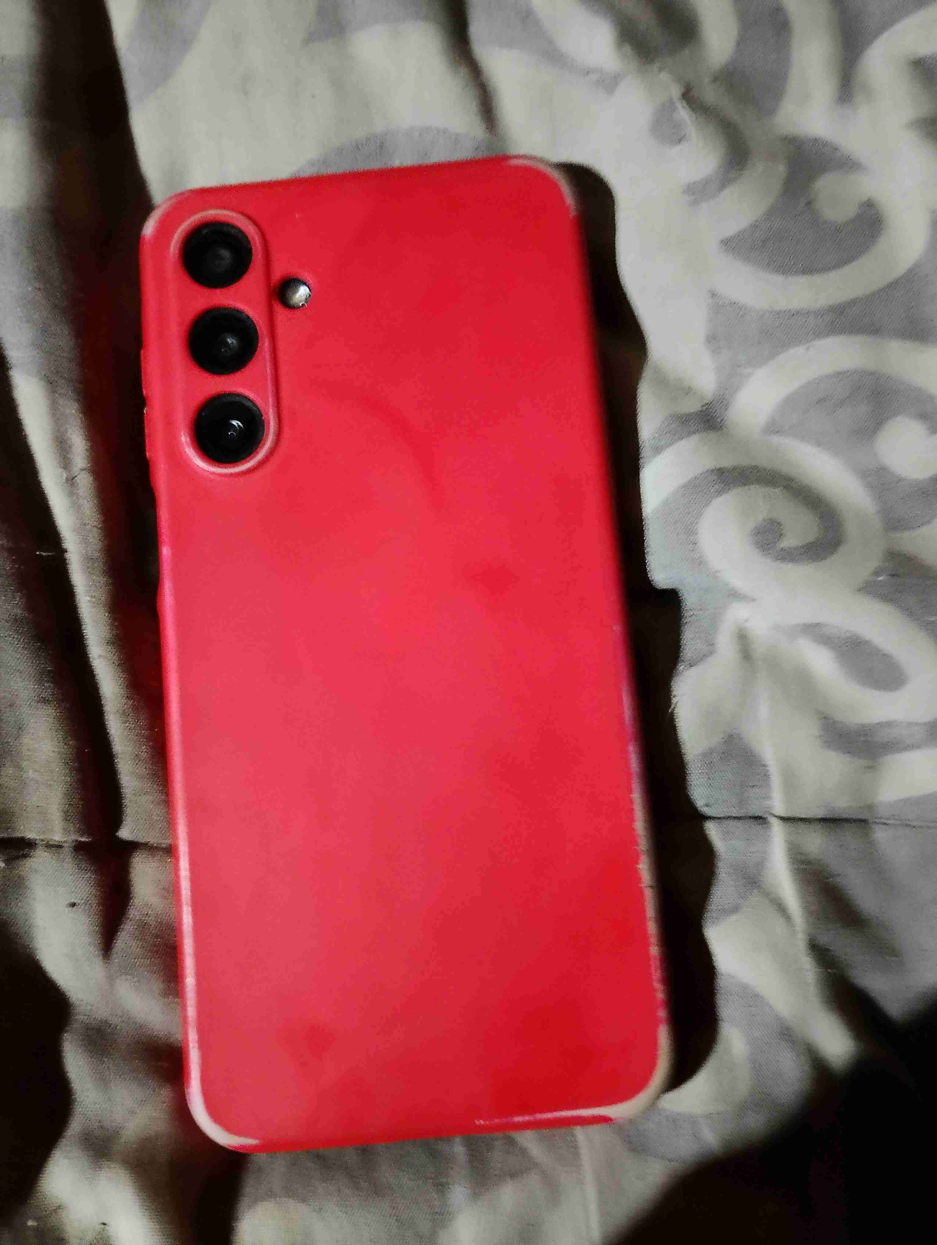 Celular con funda roja - miniatura 2