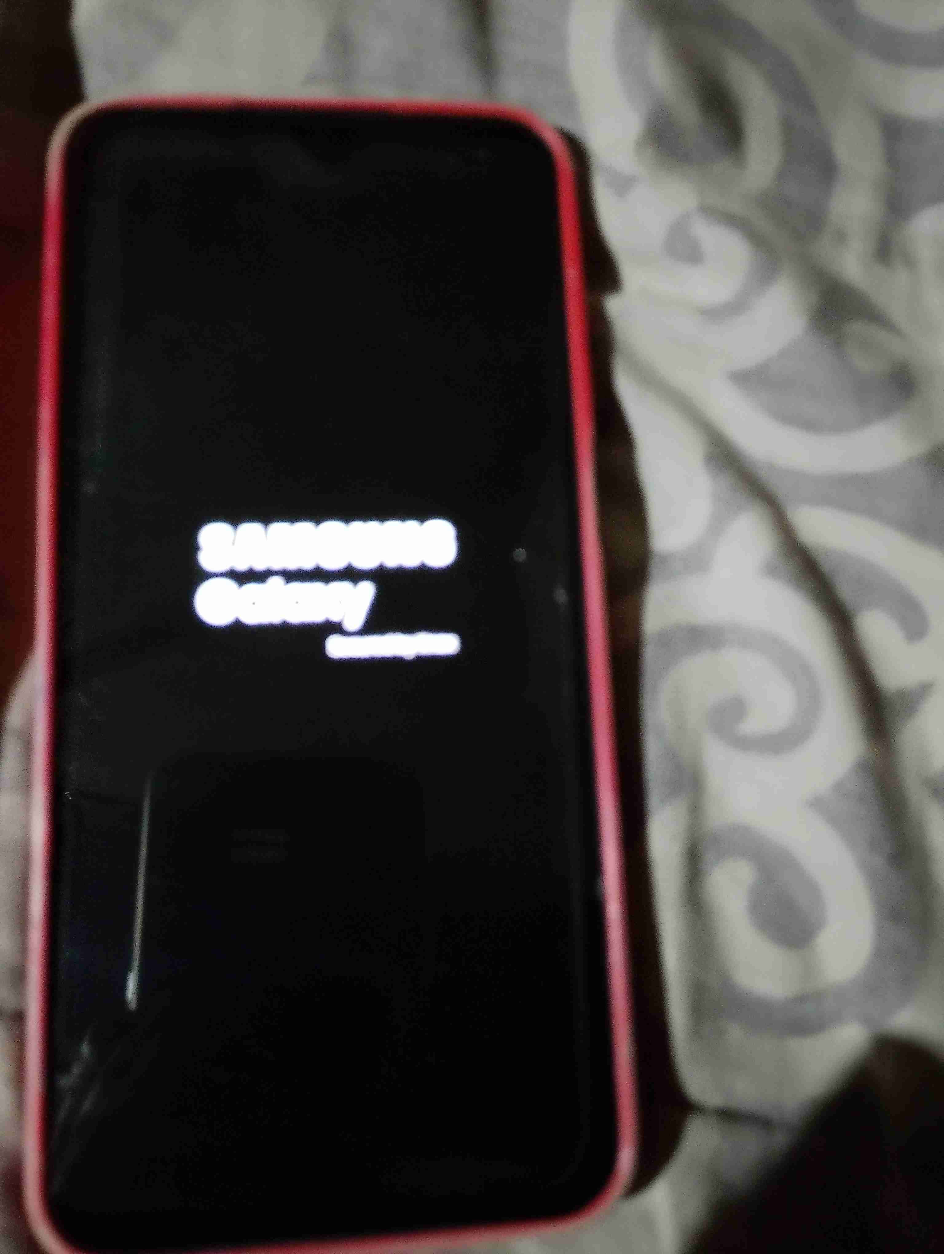 Celular con funda roja - miniatura 3